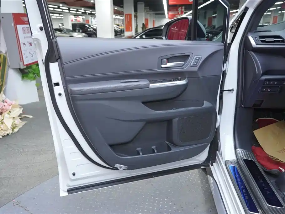 Toyota Granvia 2024 2.5L Hybrid Premium PLUS 4WD Edition фото 20