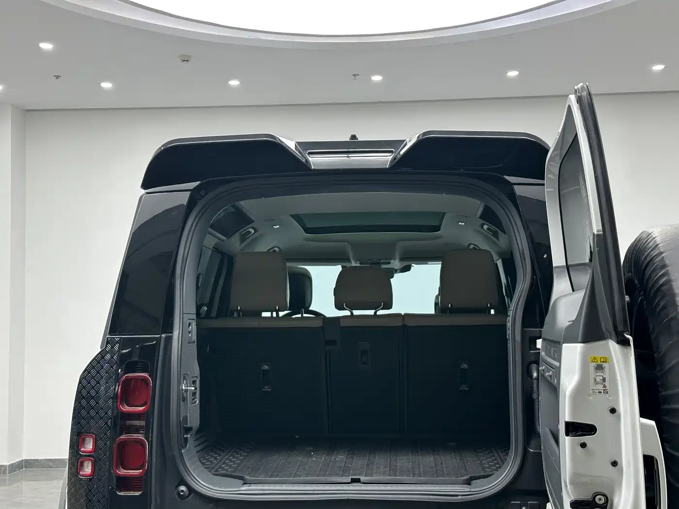 Land Rover Defender 2022 110 P400 Dark Special Edition фото 21