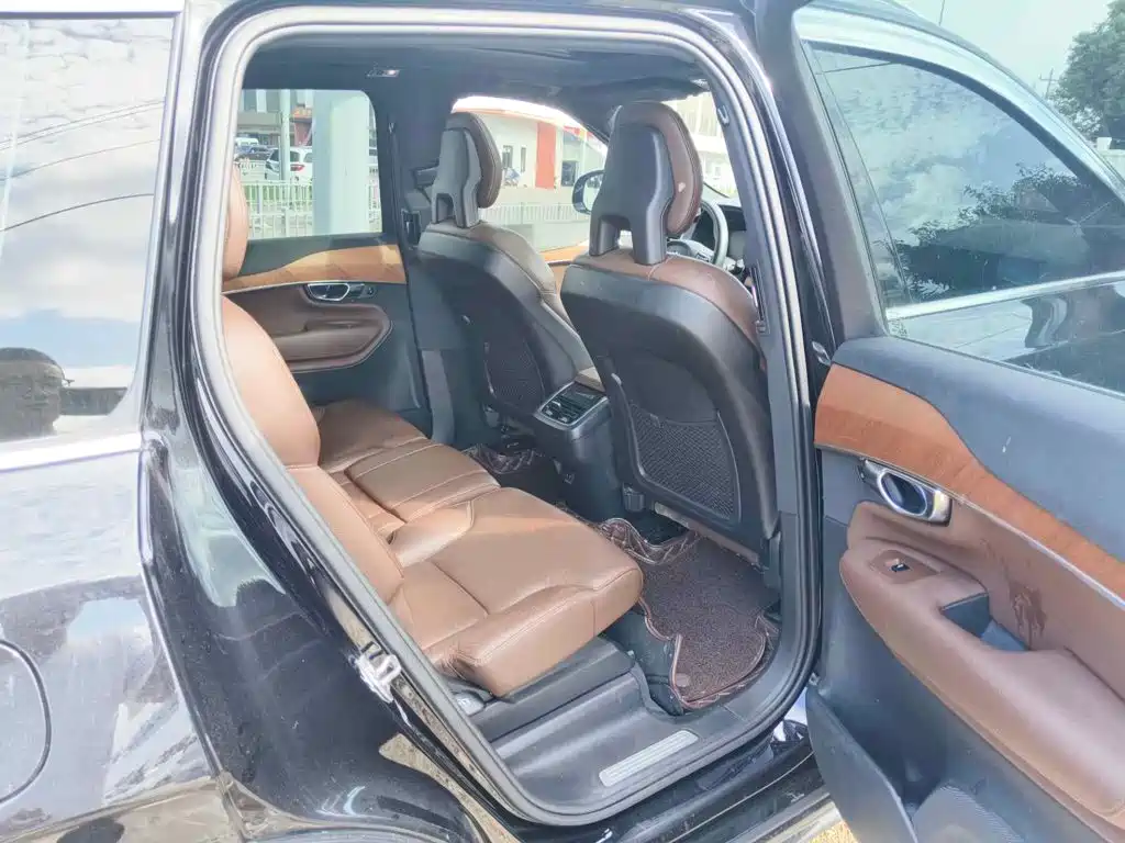 Фото 11 - Volvo XC90