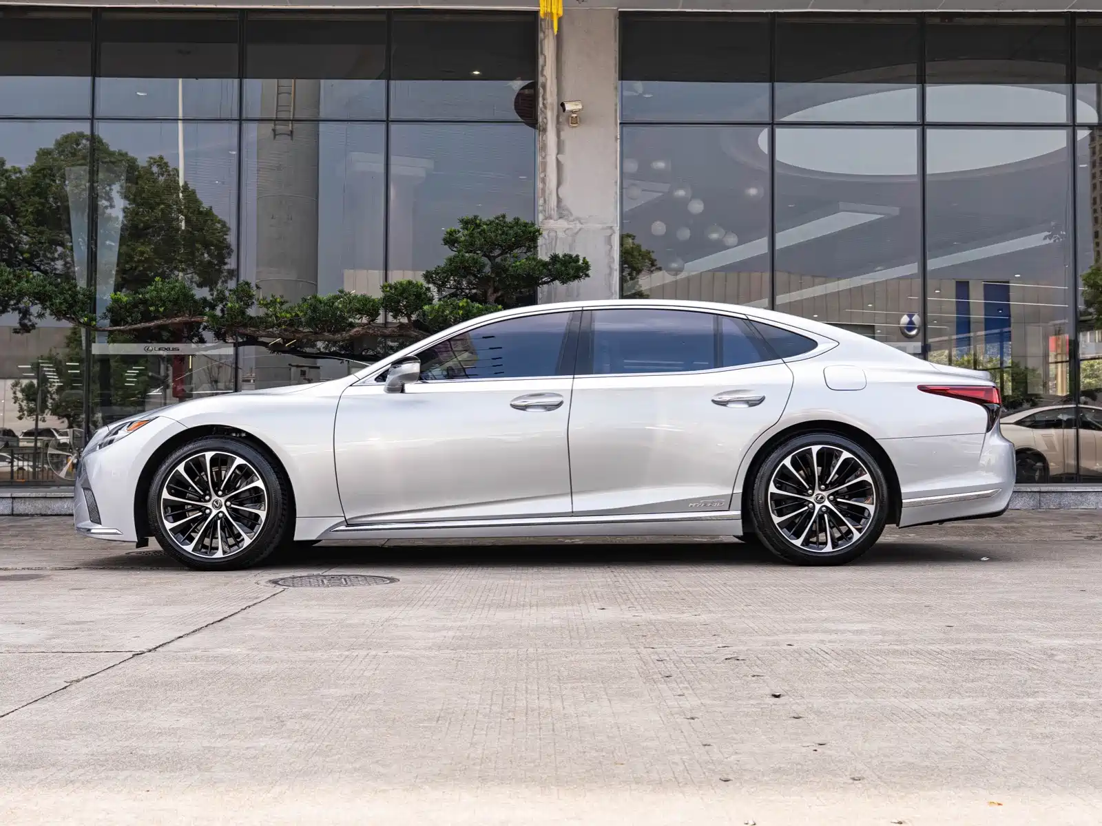 Фото 4 - Lexus LS