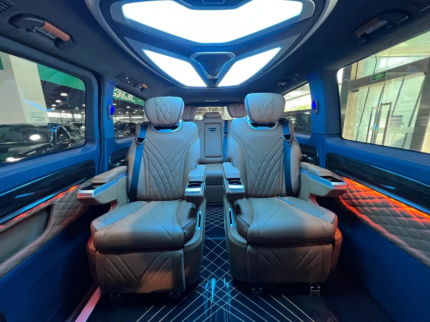 Mercedes-Benz Vito 2023 2.0T Elite 7-Seater фото 24