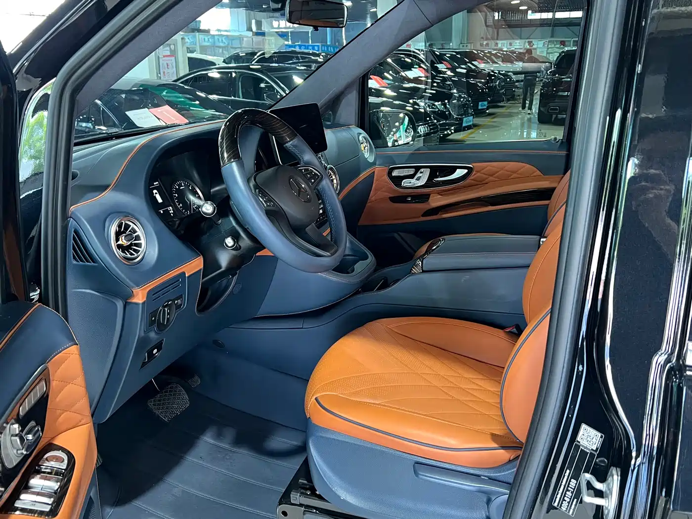 Mercedes-Benz Vito 2023 2.0T Elite 7-Seater фото 12