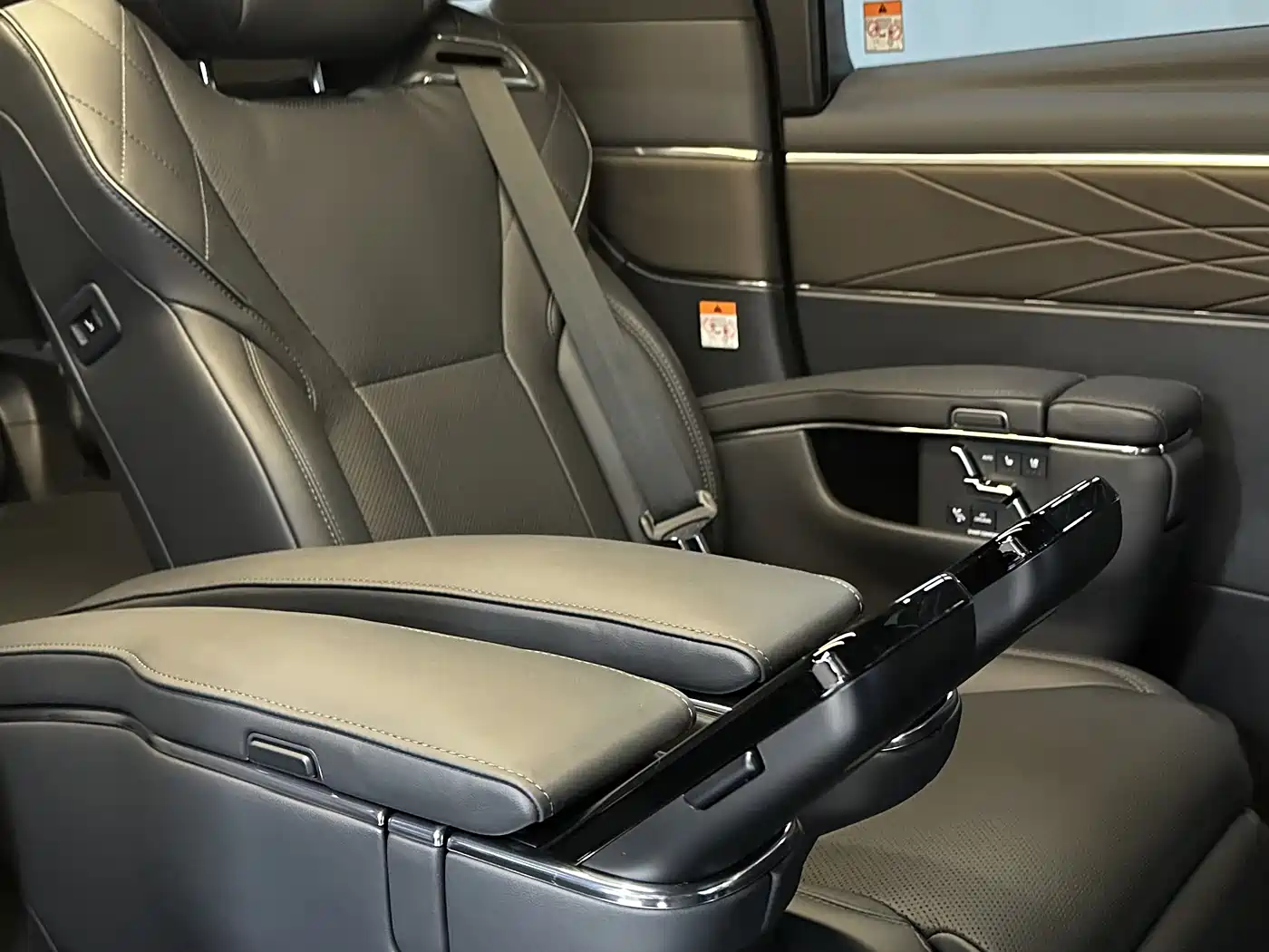 Toyota Alphard 2024 Hybrid 2.5L Ultimate Enjoyment Edition фото 11