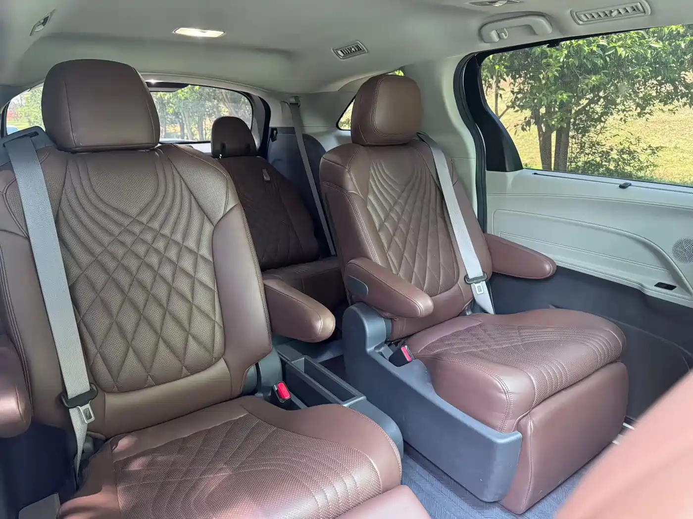 Toyota Sienna 2023 2.5L Hybrid Luxury Edition фото 7