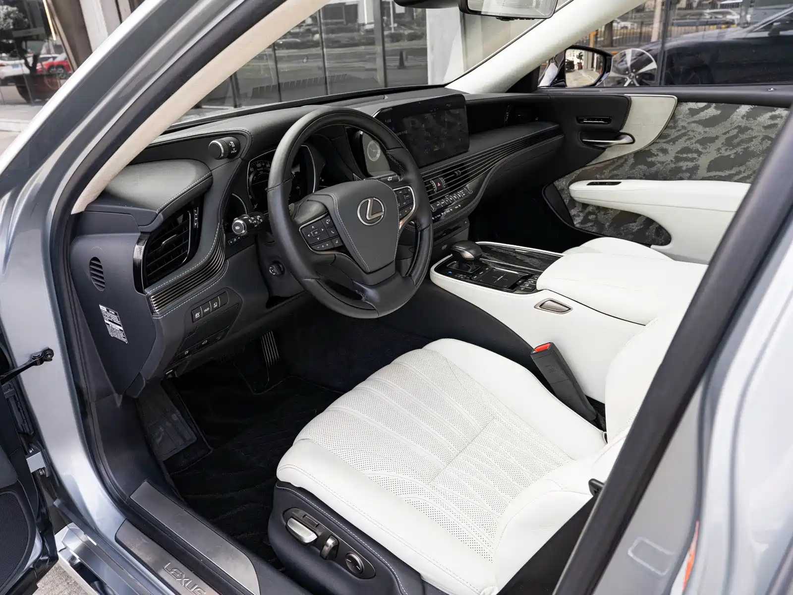 Фото 9 - Lexus LS