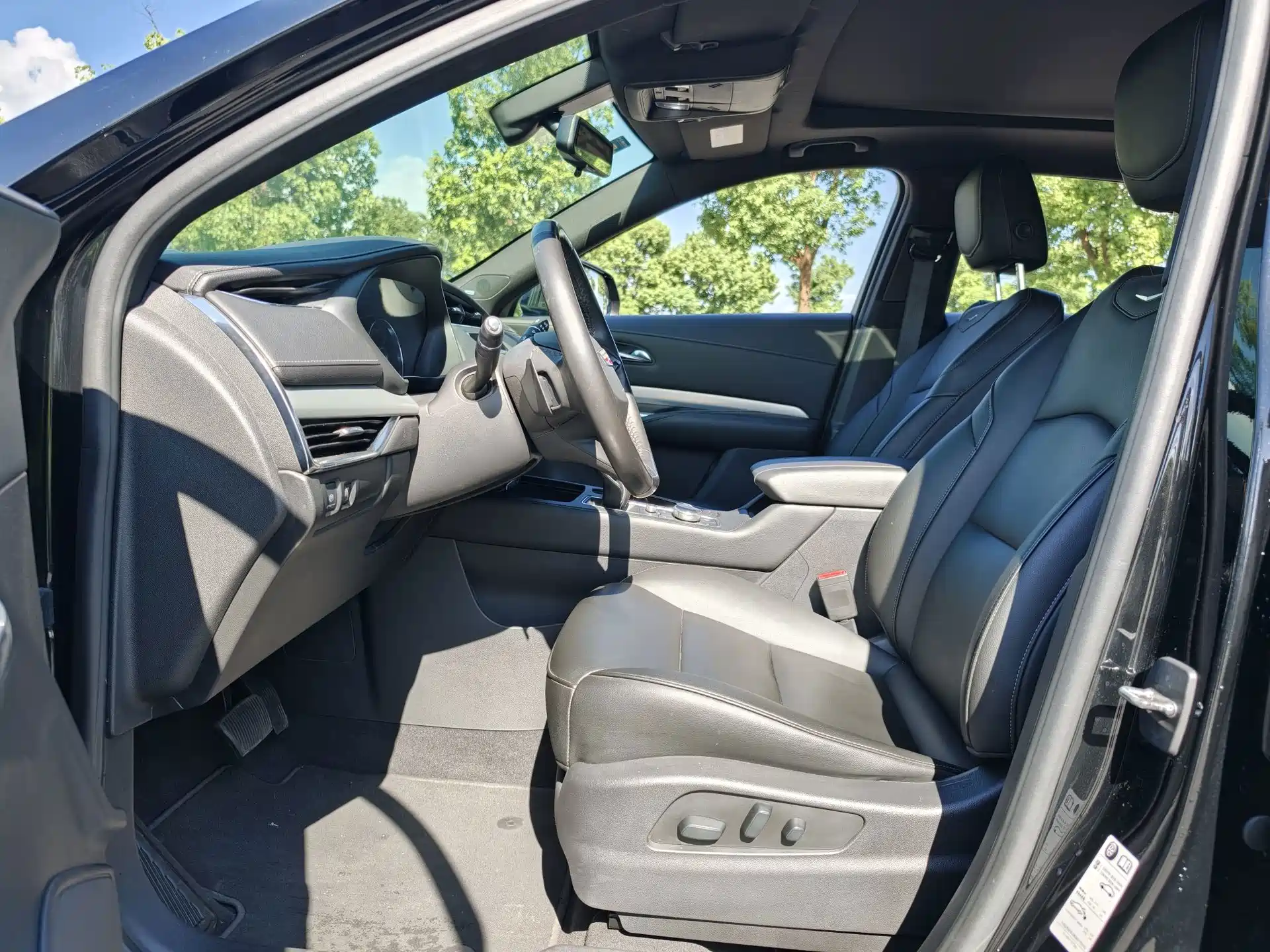 Photo 6 - Cadillac XT4