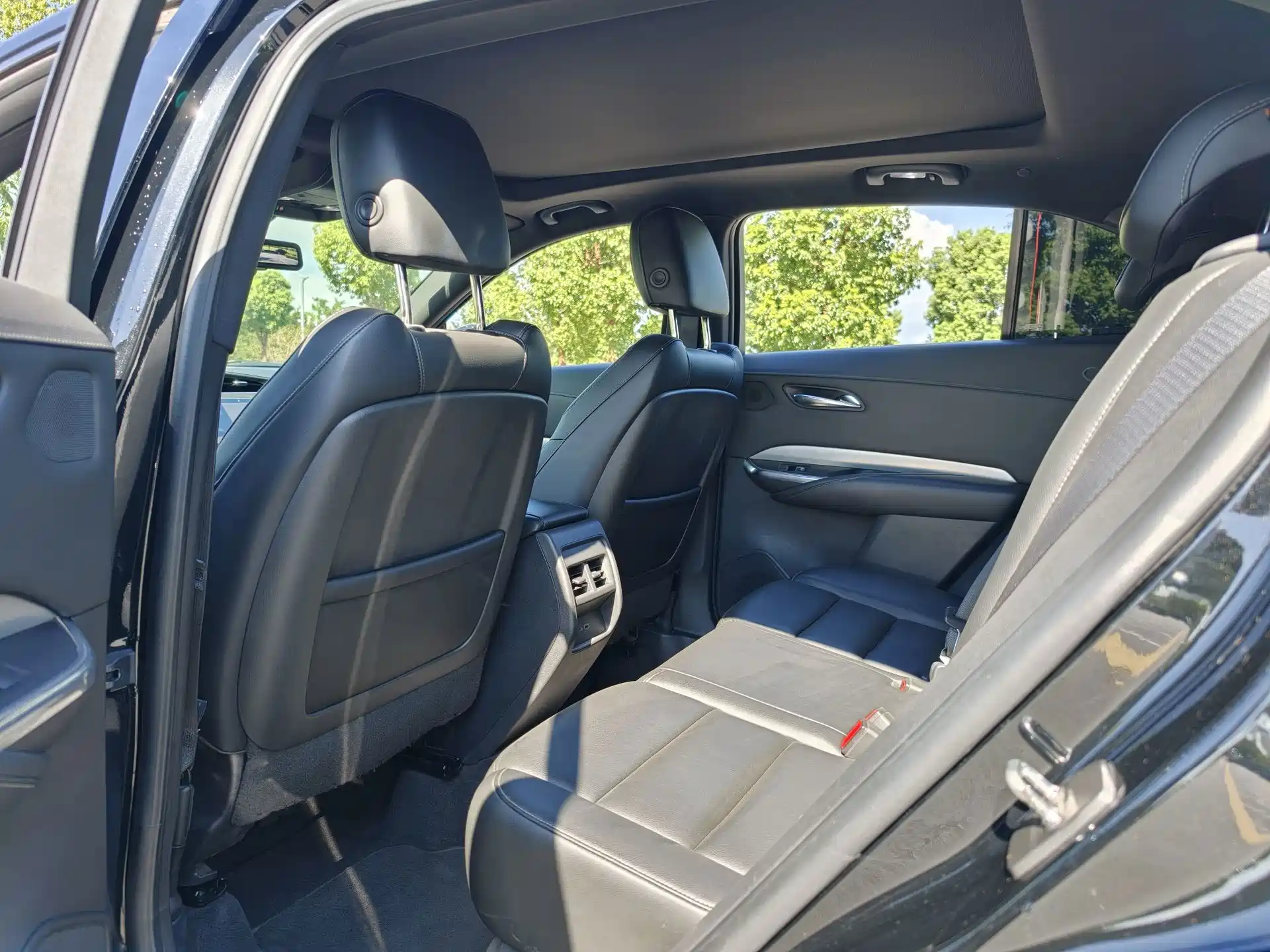 Photo 7 - Cadillac XT4