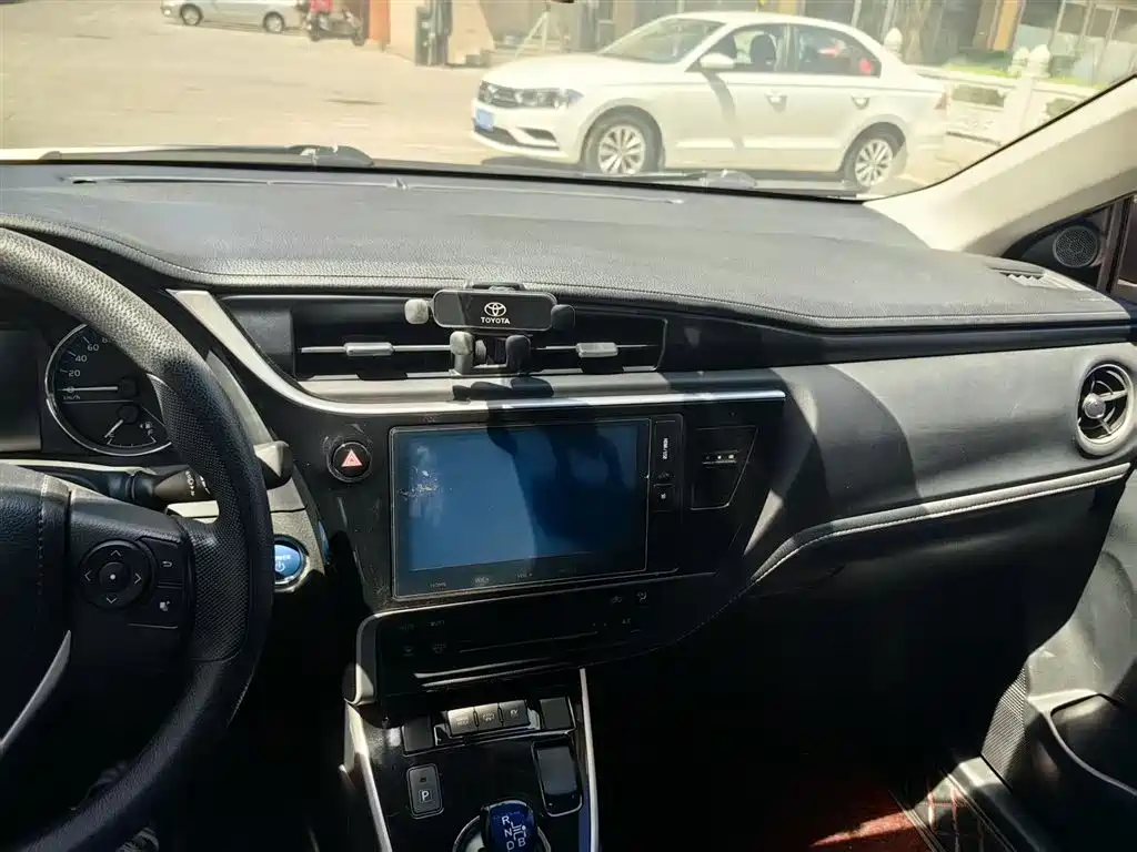 Toyota Corolla Twin Engine E+ 2019 1.8L E-CVT Leading Edition фото 12