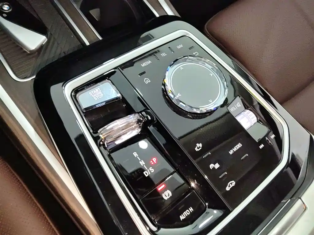 BMW 7 Series 2023 Model 740Li Leading M Sport Package фото 21