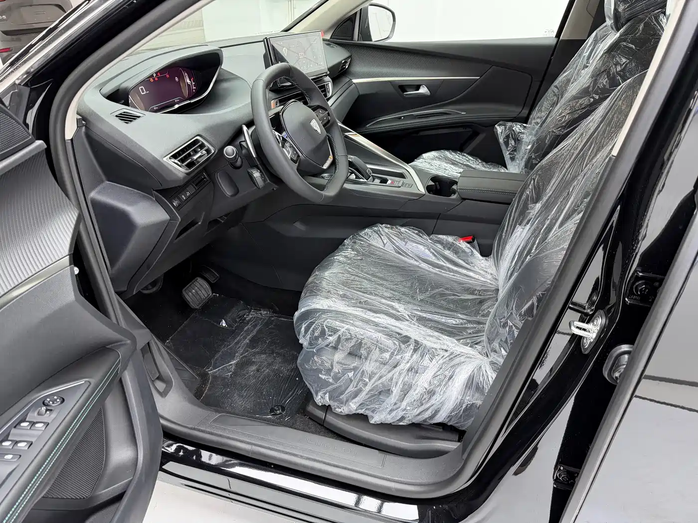 Peugeot 5008 2025 Luxury Edition фото 11