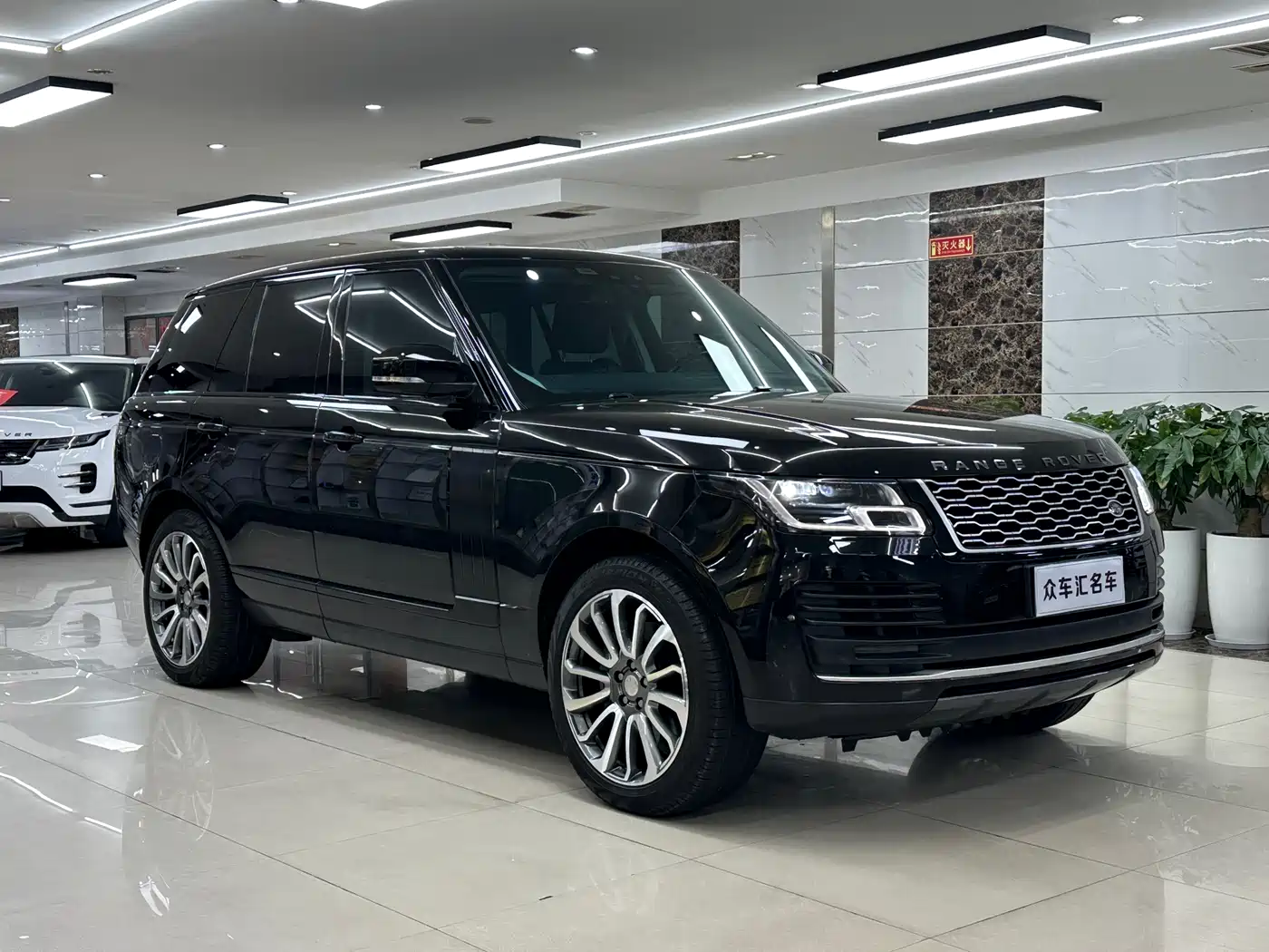 Land Rover Range Rover 2019 3.0 SC V6 Golden Age Edition фото 3