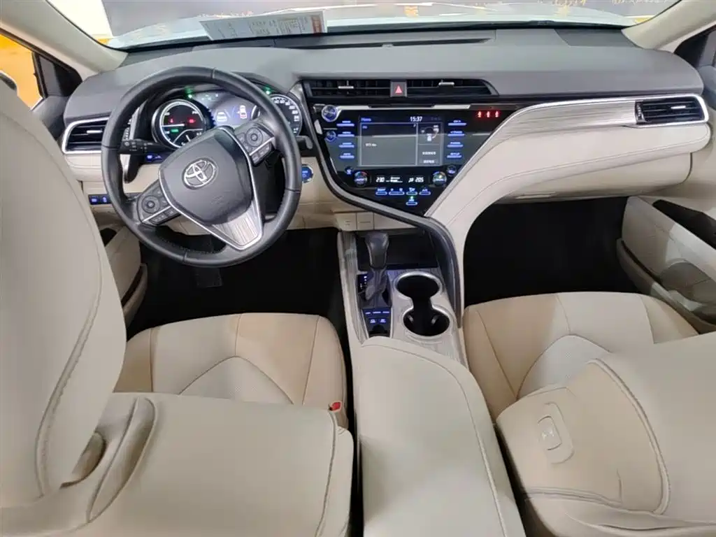 Toyota Camry 2018 Hybrid 2.5HG Luxury Edition фото 16
