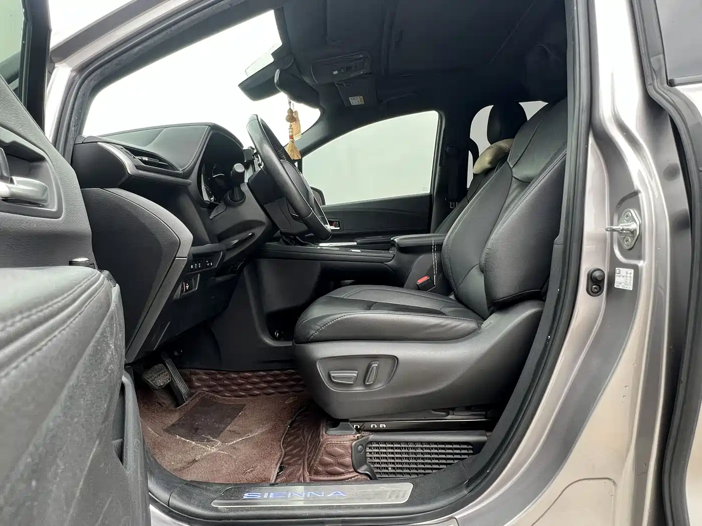 Toyota Sienna 2021 2.5L Hybrid Premium Edition фото 9