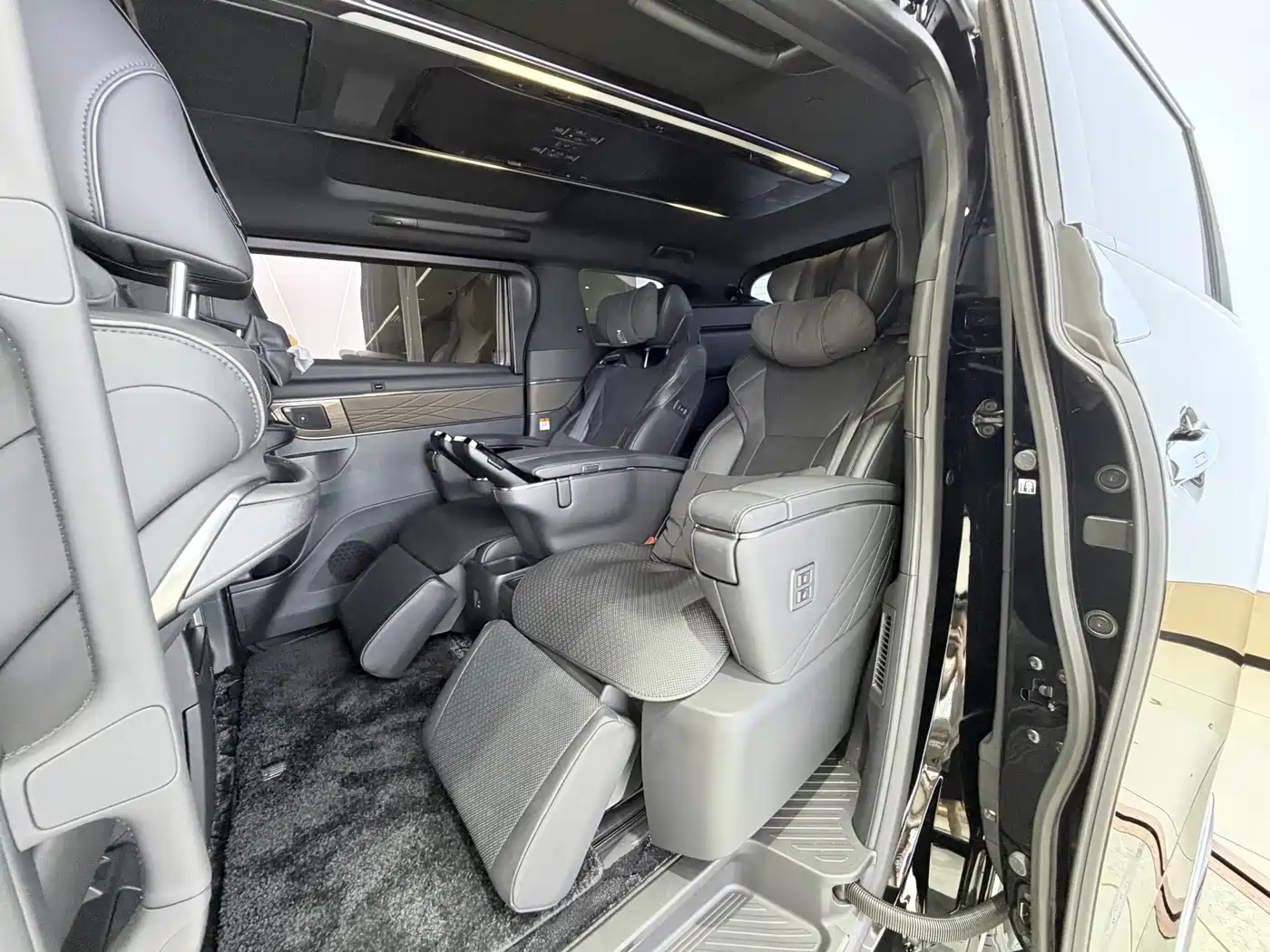 Toyota Vellfire 2025 2024 Crown Hybrid 2.5L Executive Premium Edition