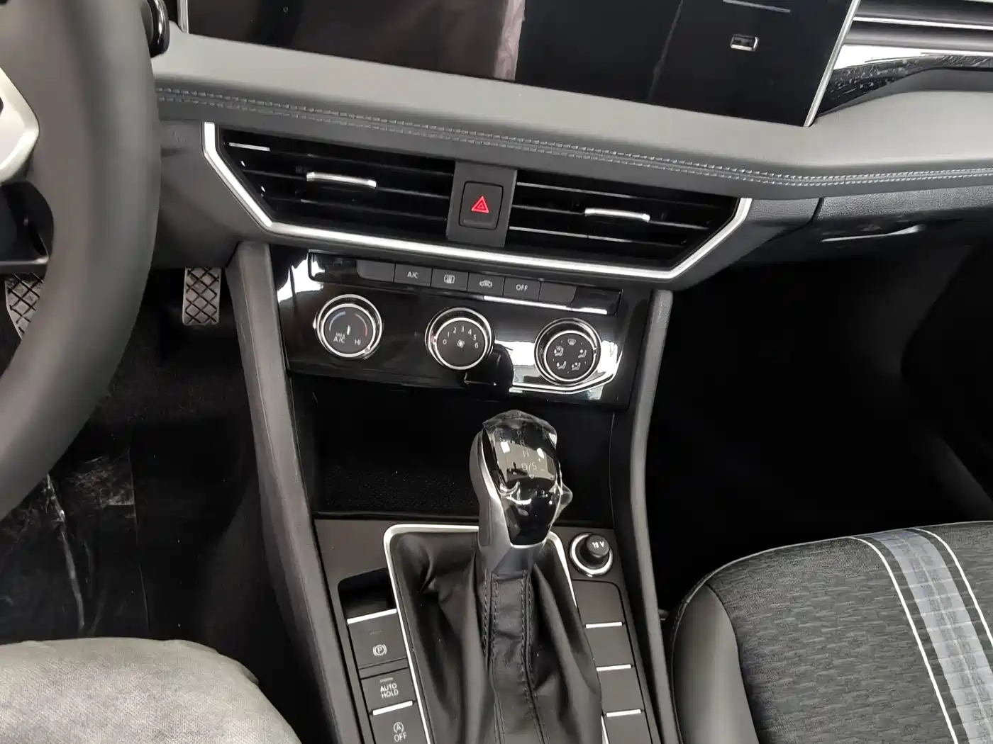 Volkswagen Sagitar 2025 300TSI DSG Flying Leap Edition фото 14