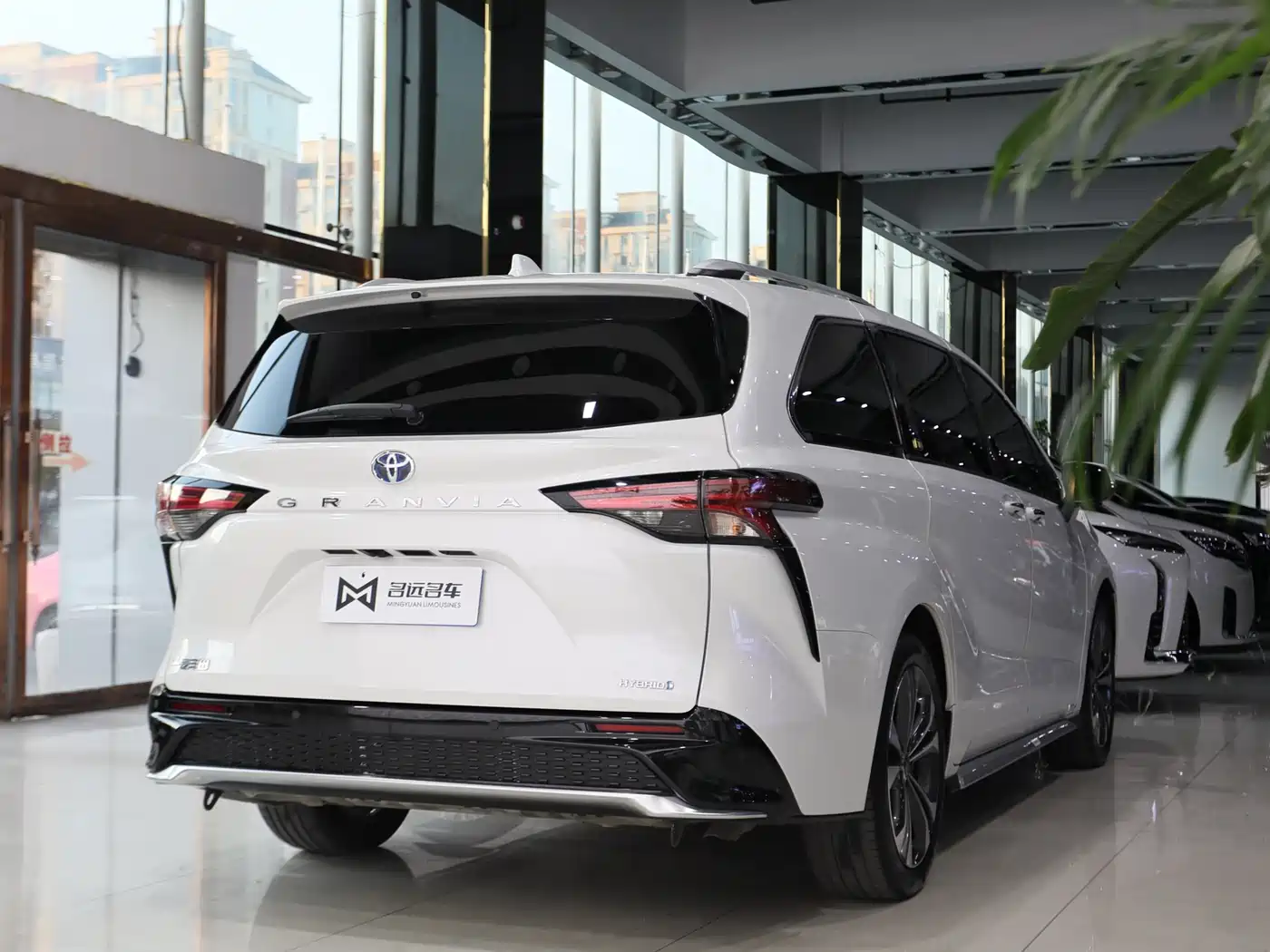 Toyota Granvia 2023 2.5L Hybrid Flagship VIP Edition фото 17