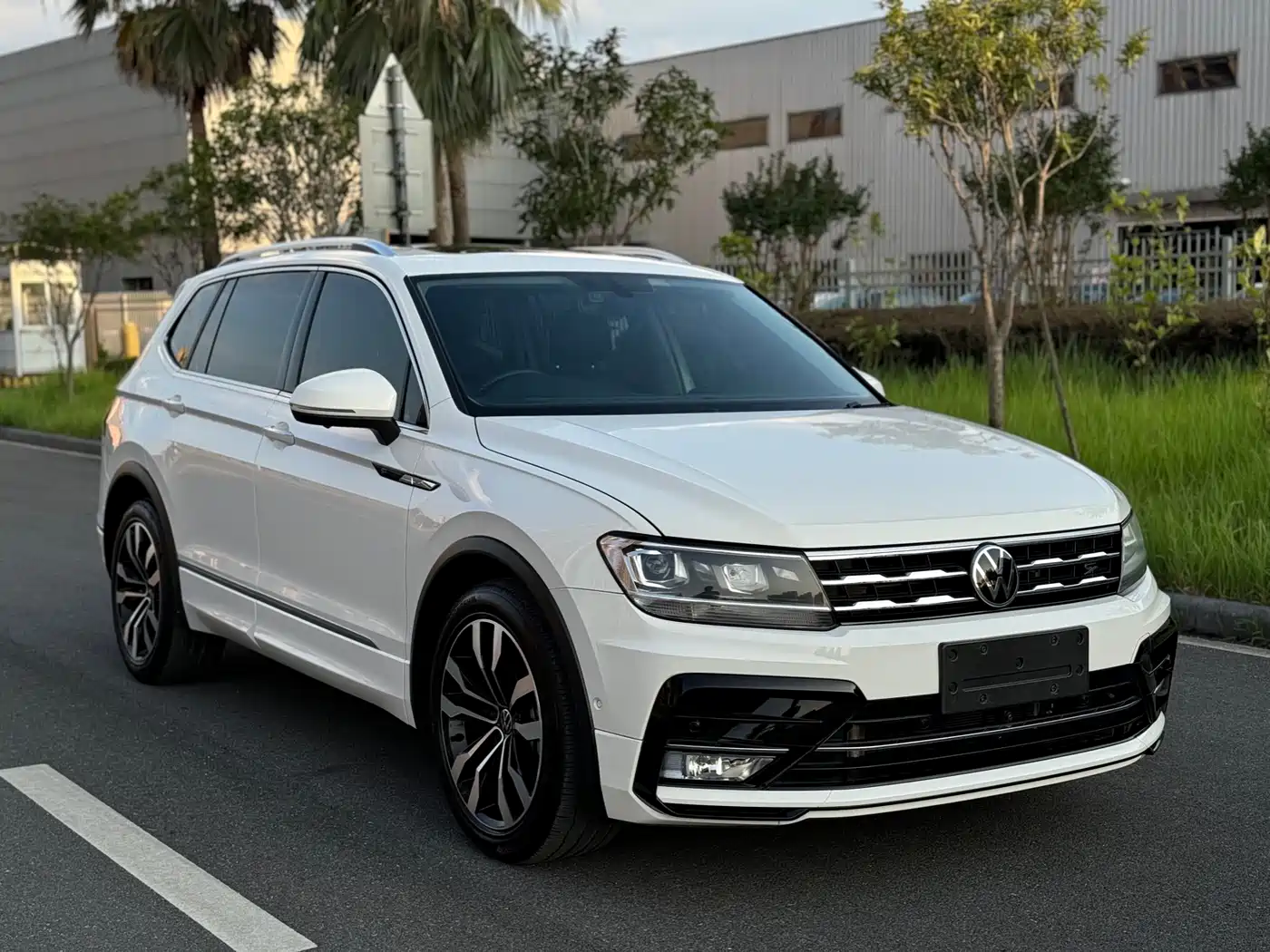 Volkswagen Tiguan L 2021 330TSI Automatic 2WD R-Line Premium фото 3