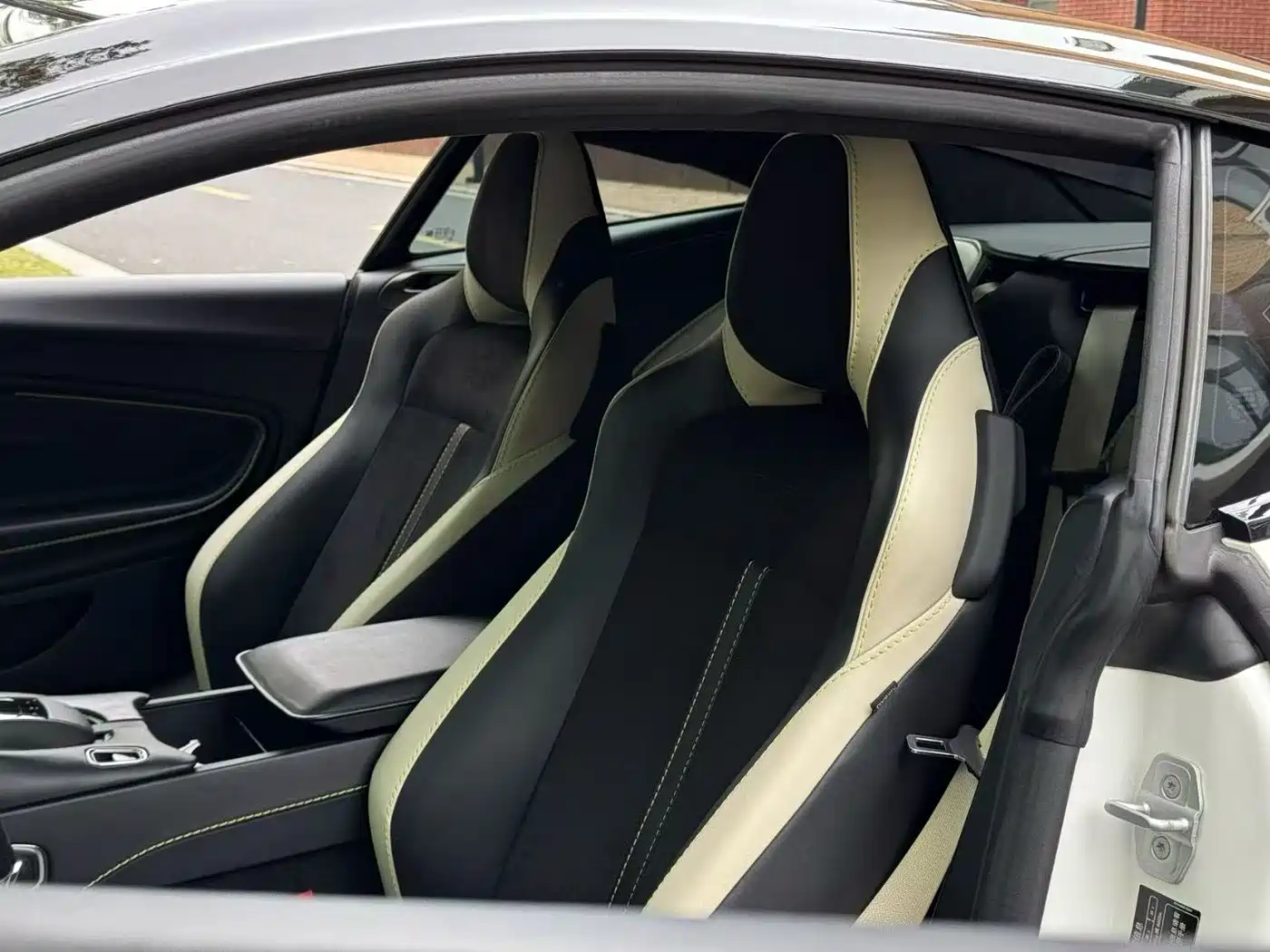 Aston Martin DB11 2022 4.0T V8 Coupe фото 7