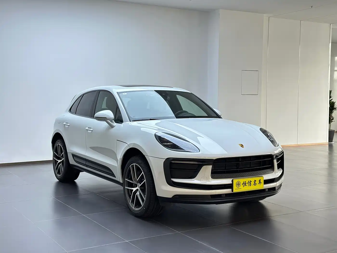 PORSCHE MACAN
