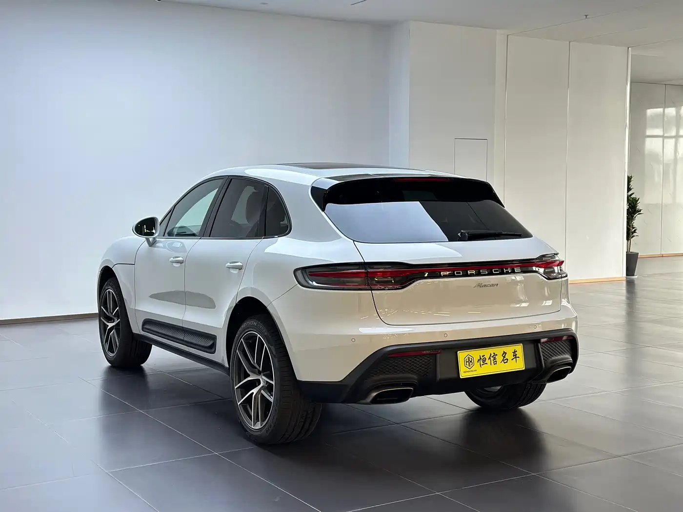 PORSCHE MACAN