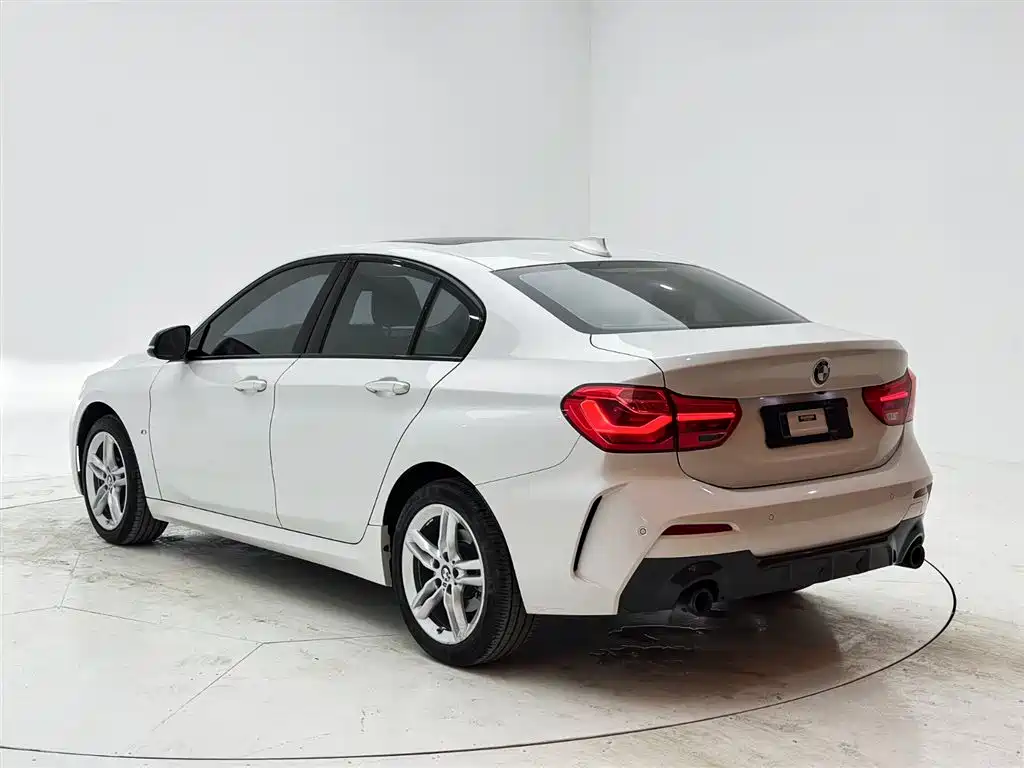 BMW 1 Series 2022 120i M Sport Shadow Edition фото 4