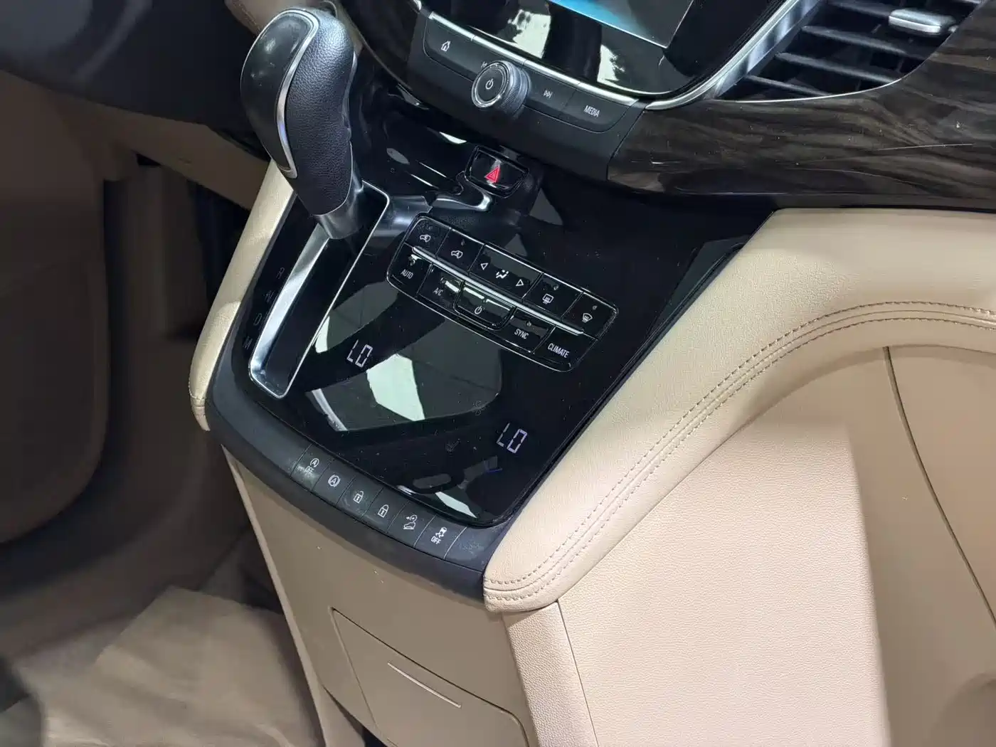 Buick GL8 2017 ES 28T Luxury China V фото 8