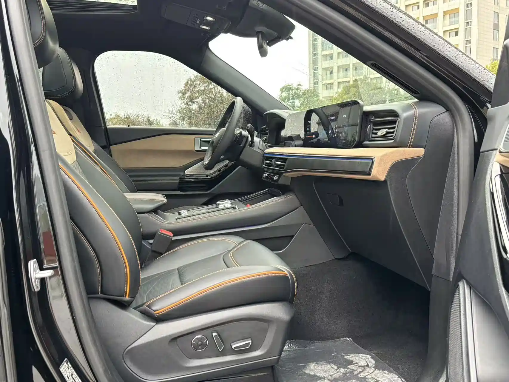 Photo 16 - Ford Explorer