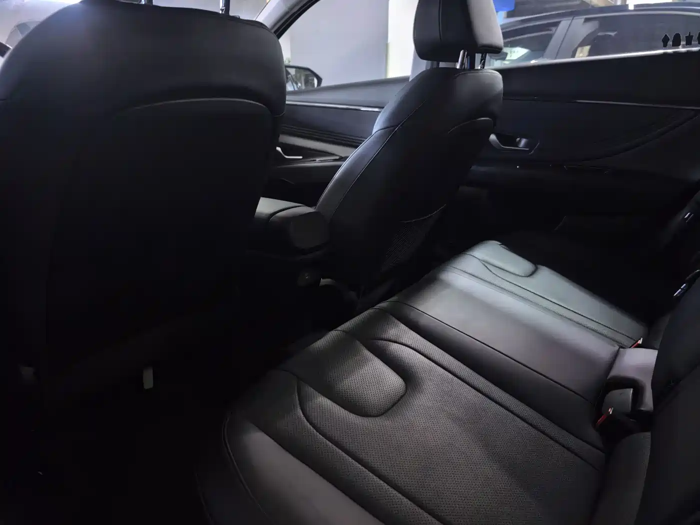 Hyundai Elantra 2021 1.5L CVT LUX Premium Edition фото 9