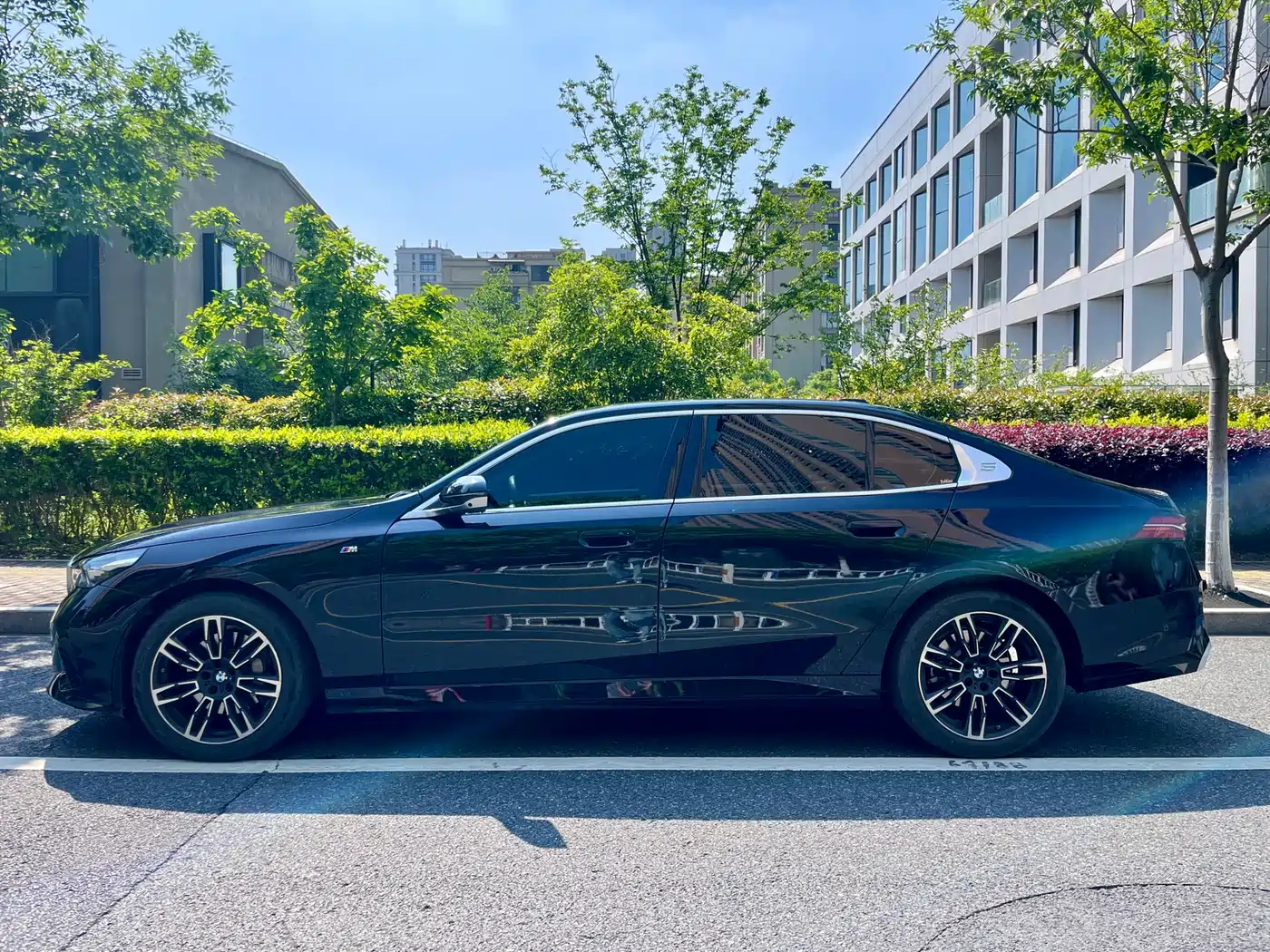 BMW 5 Series 2025 530Li Leading M Sport Package фото 4
