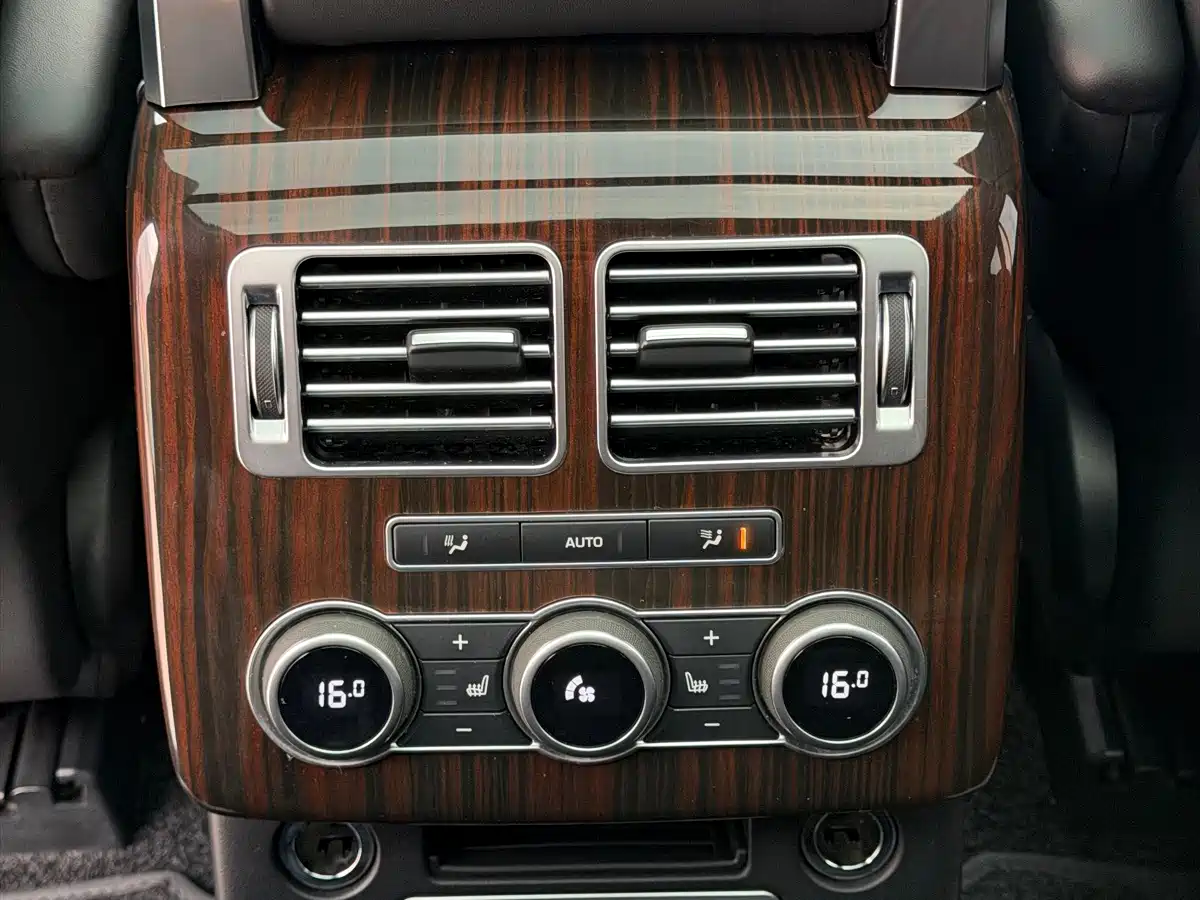 Photo 14 - Land Rover Range Rover