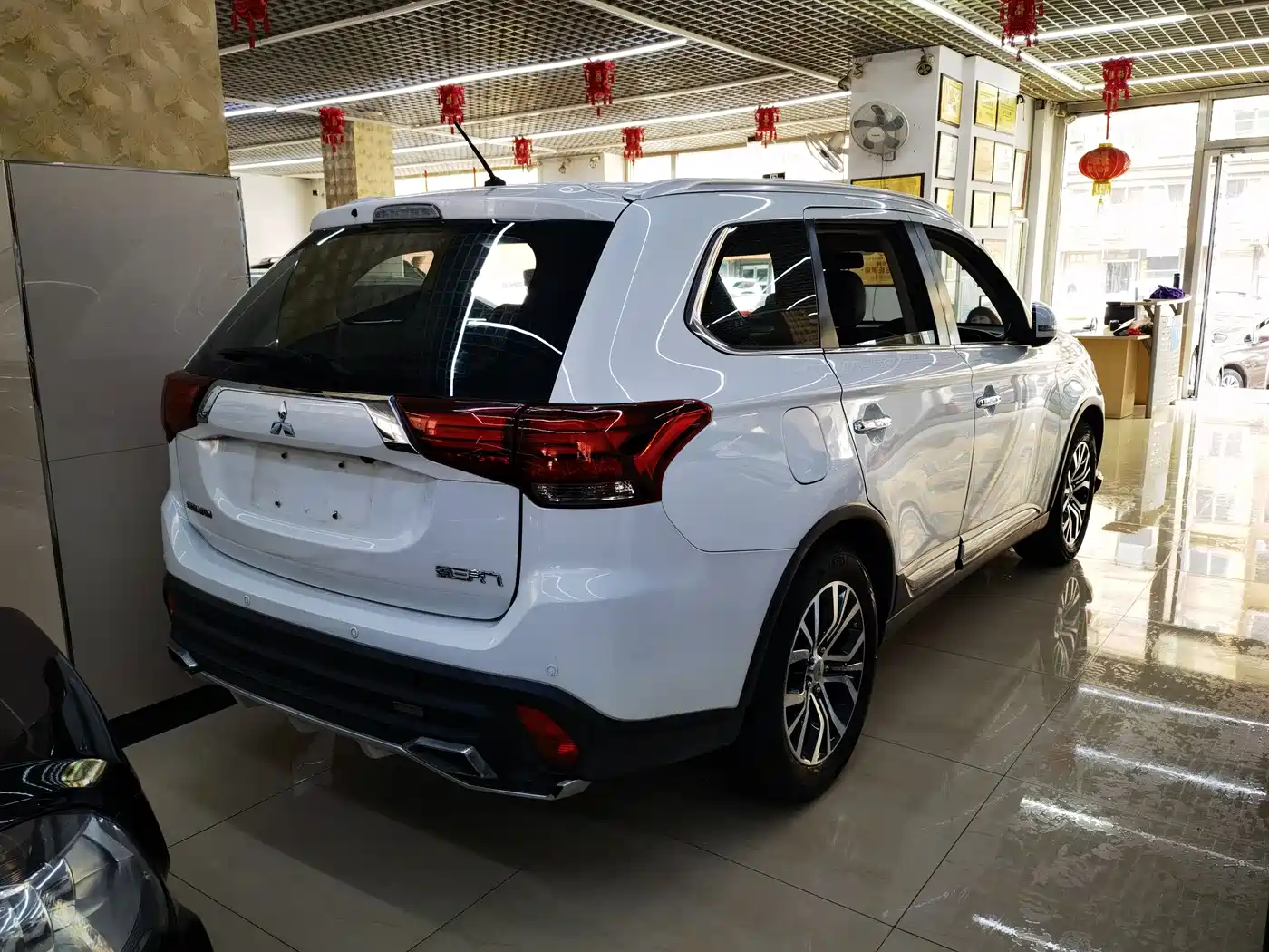 MITSUBISHI OUTLANDER