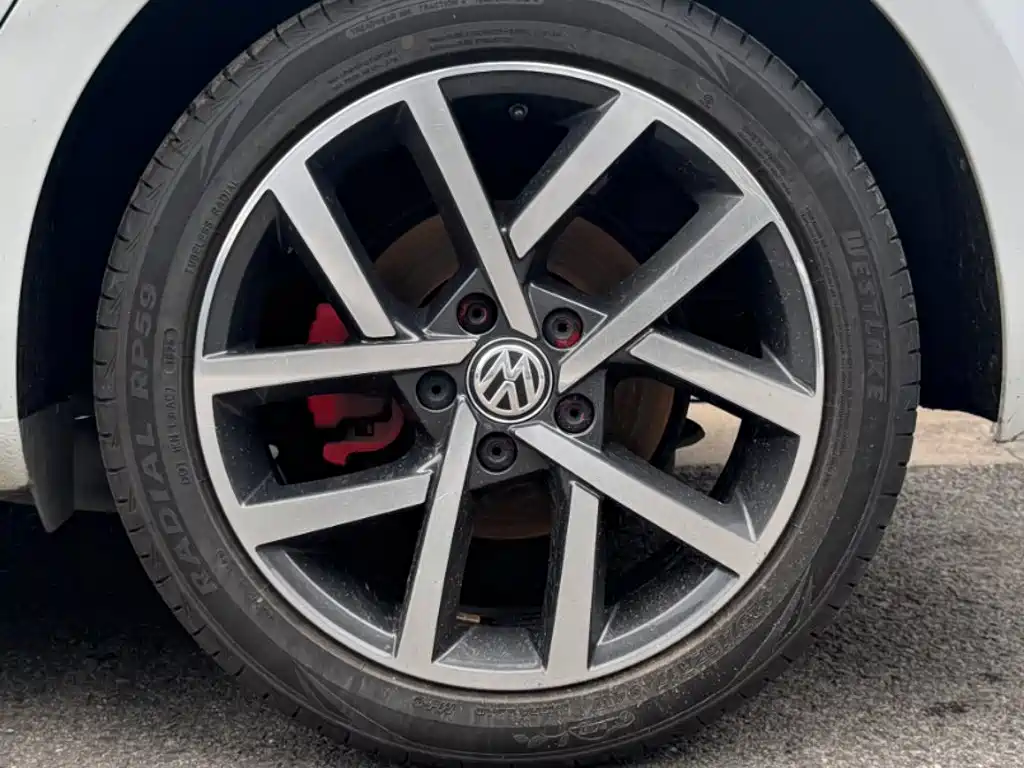 Фото 23 - Volkswagen Golf