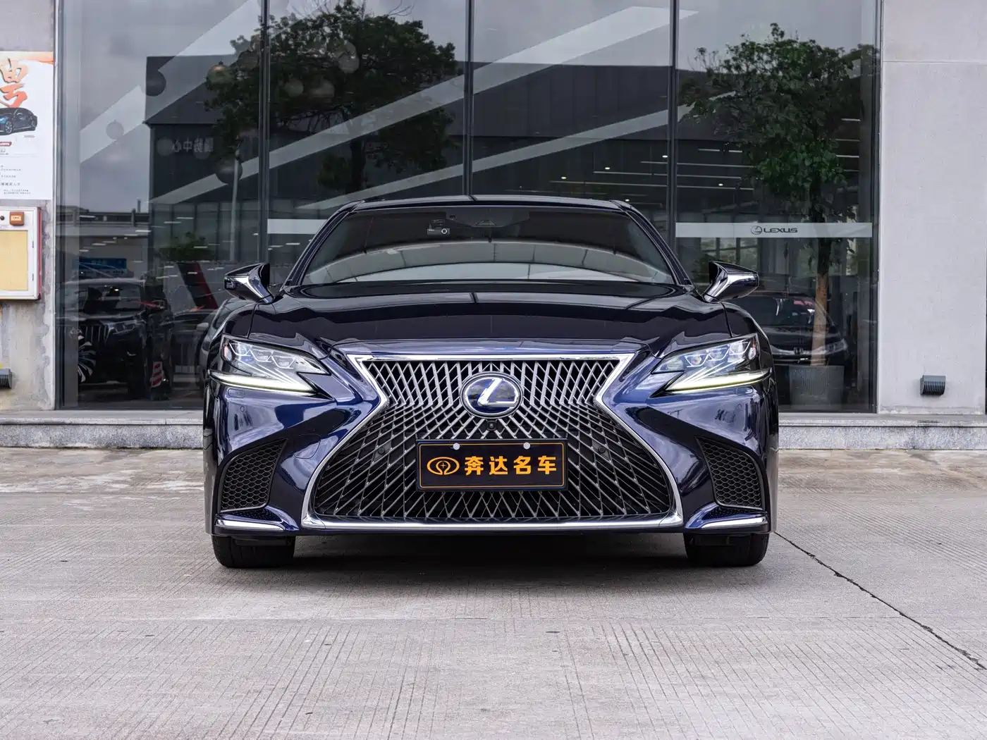 Photo 2 - Lexus LS