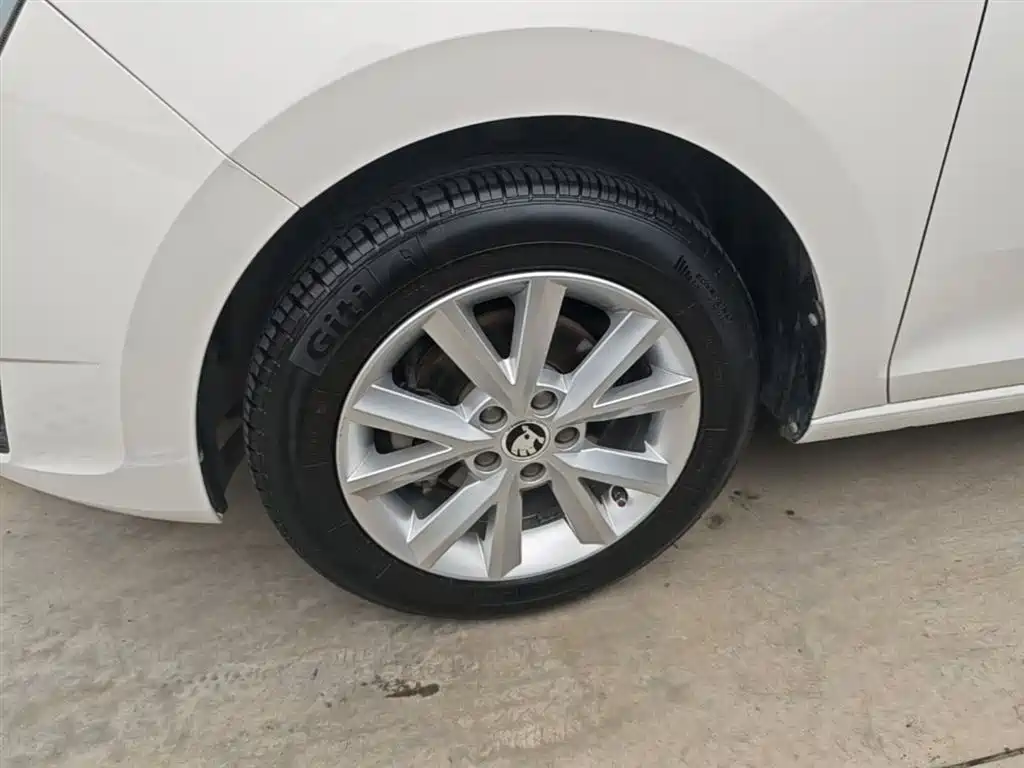 Škoda Rapid 2016 1.6L Automatic Pioneer Edition фото 23