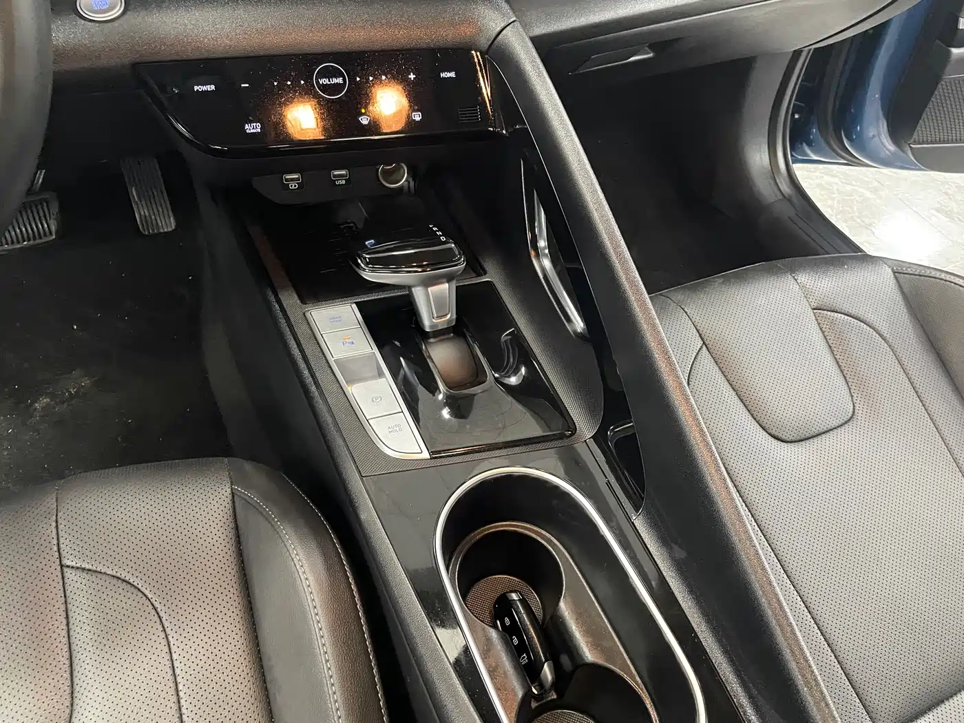 Hyundai Elantra 2022 1.5L CVT LUX Premium Edition фото 11