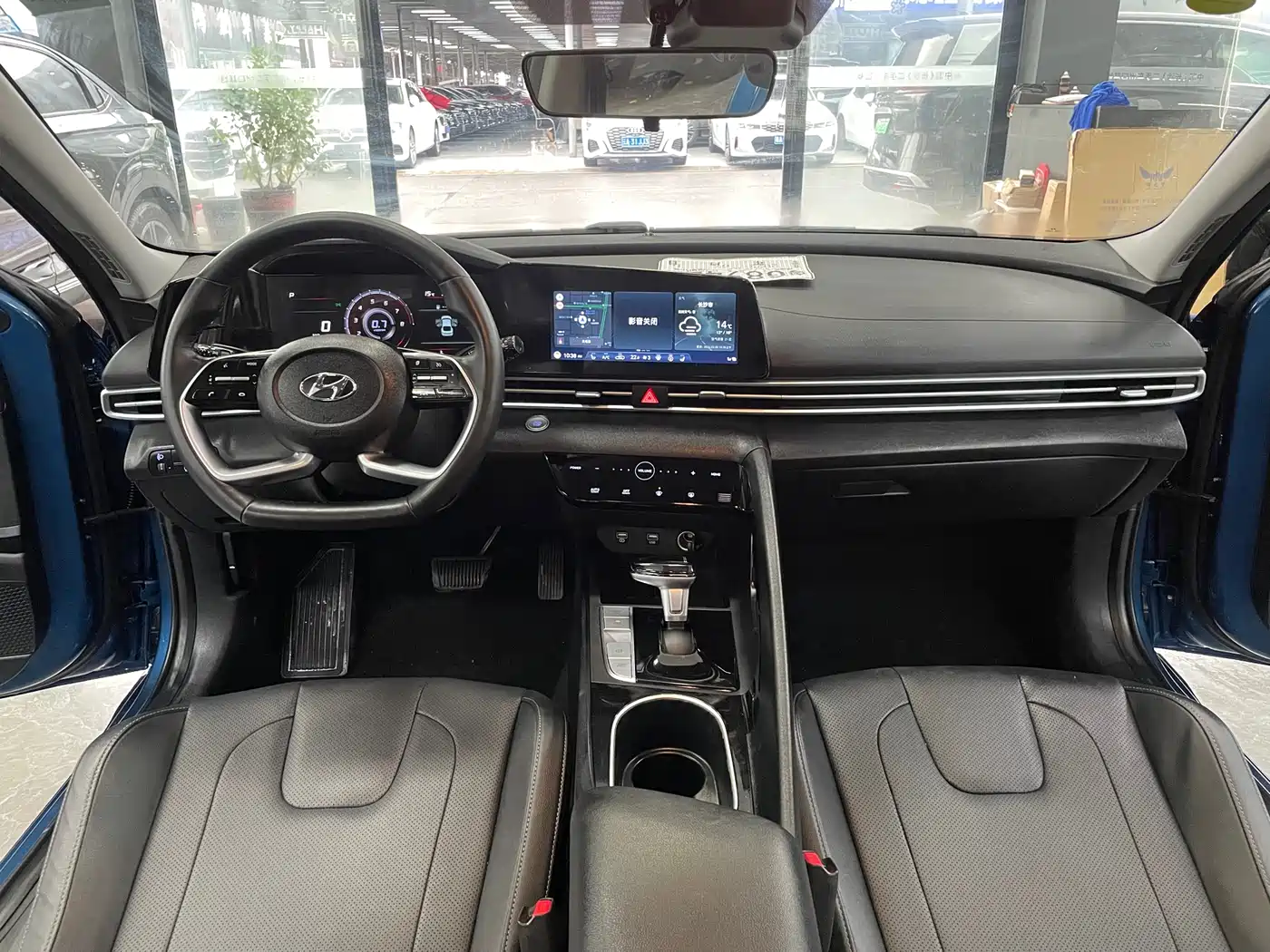 Hyundai Elantra 2022 1.5L CVT LUX Premium Edition фото 7