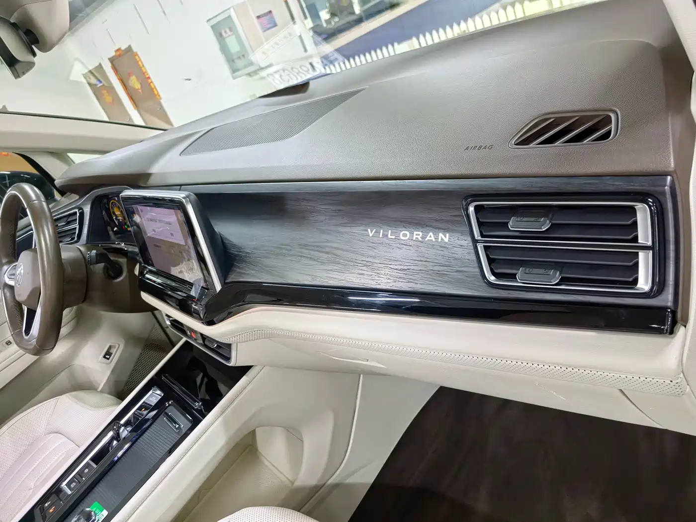 Volkswagen Viloran 2022 380TSI Premium Edition фото 30