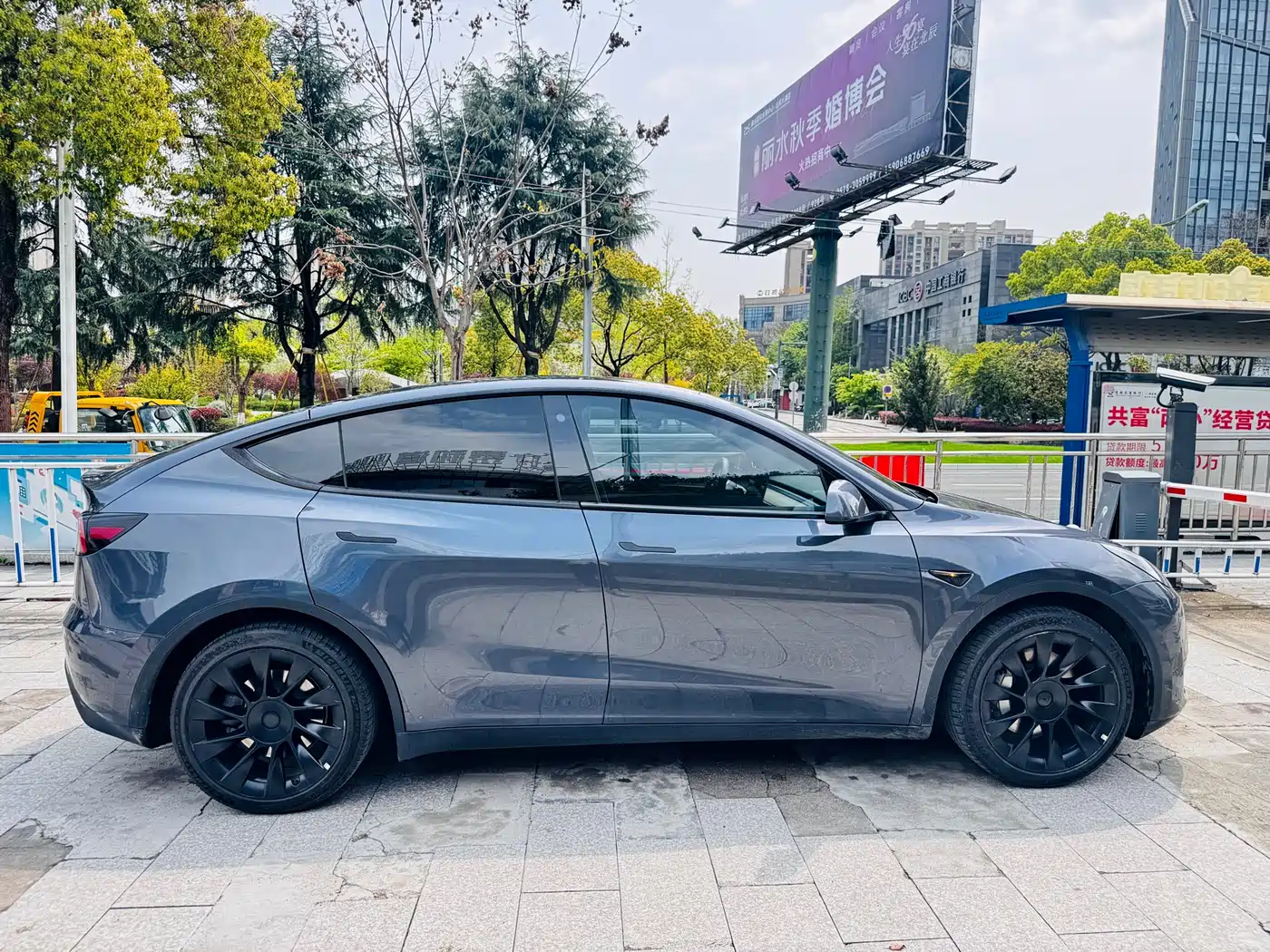 TESLA MODEL Y