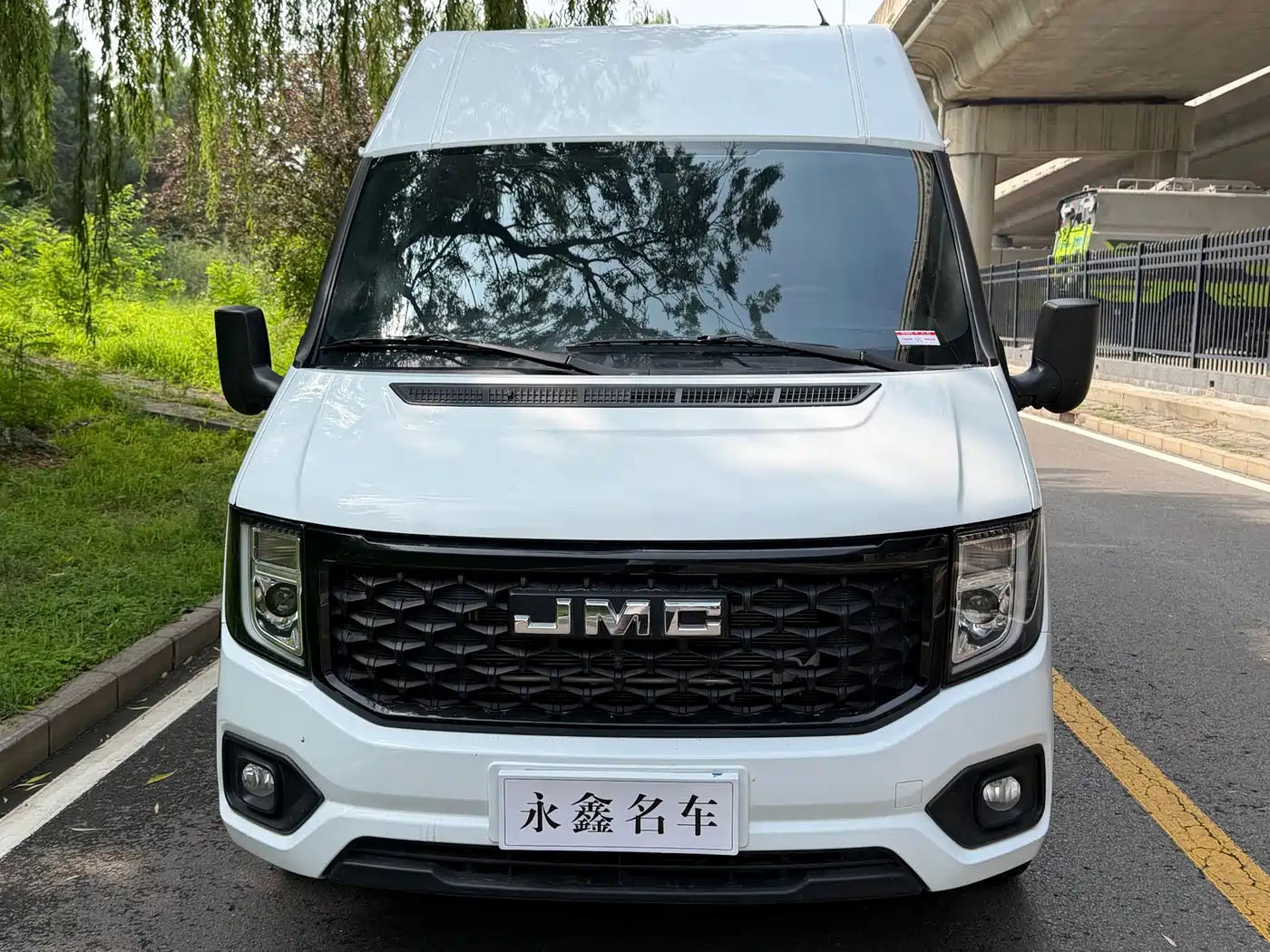 Jiangling JMC Fushun 2025 2025 Model 2.0T 8AT Diesel Short Wheelbase Medium Roof Commercial MPV 5/6 Seats