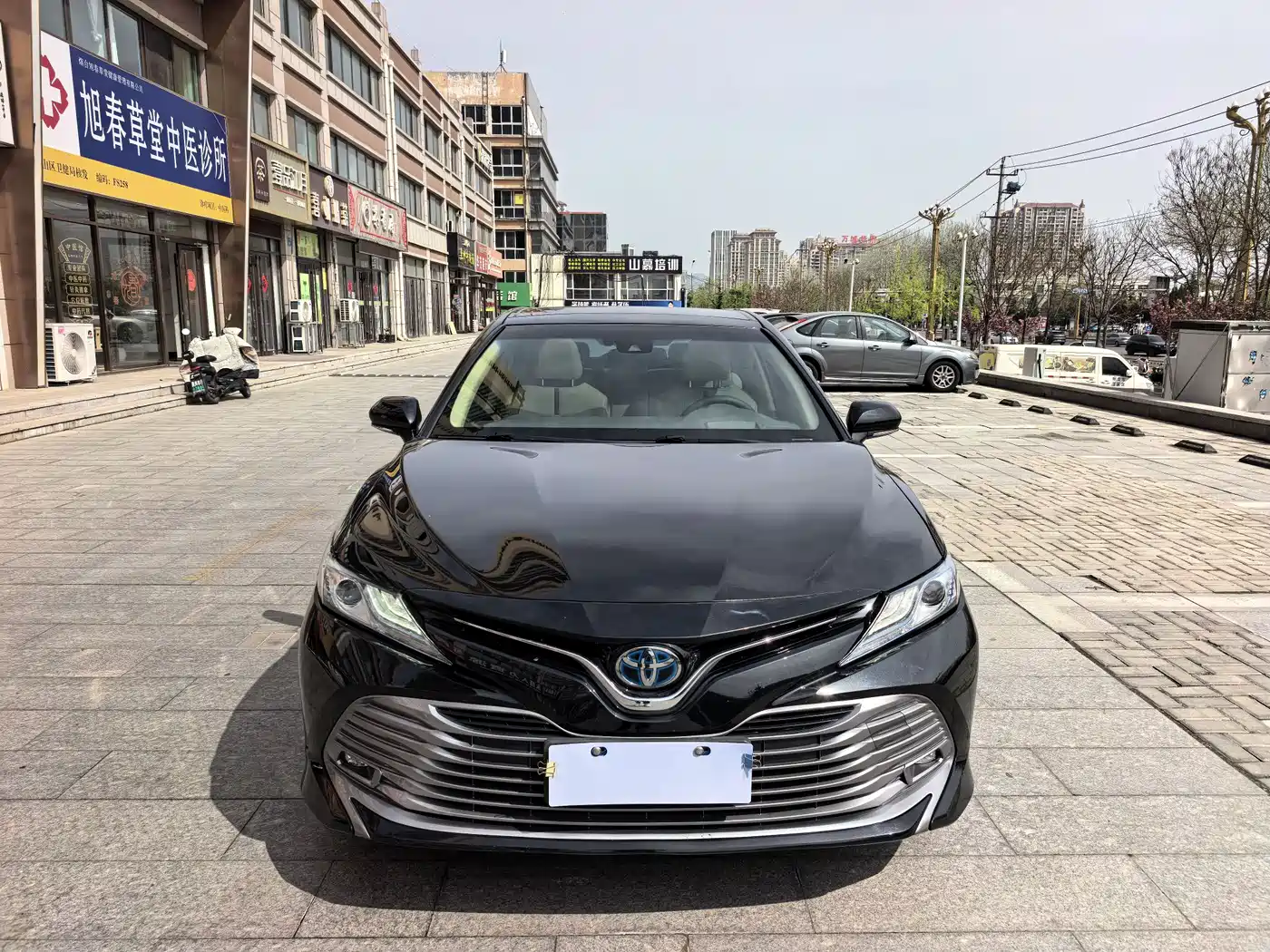 Toyota Camry 2018 Hybrid 2.5HG Luxury Edition фото 2