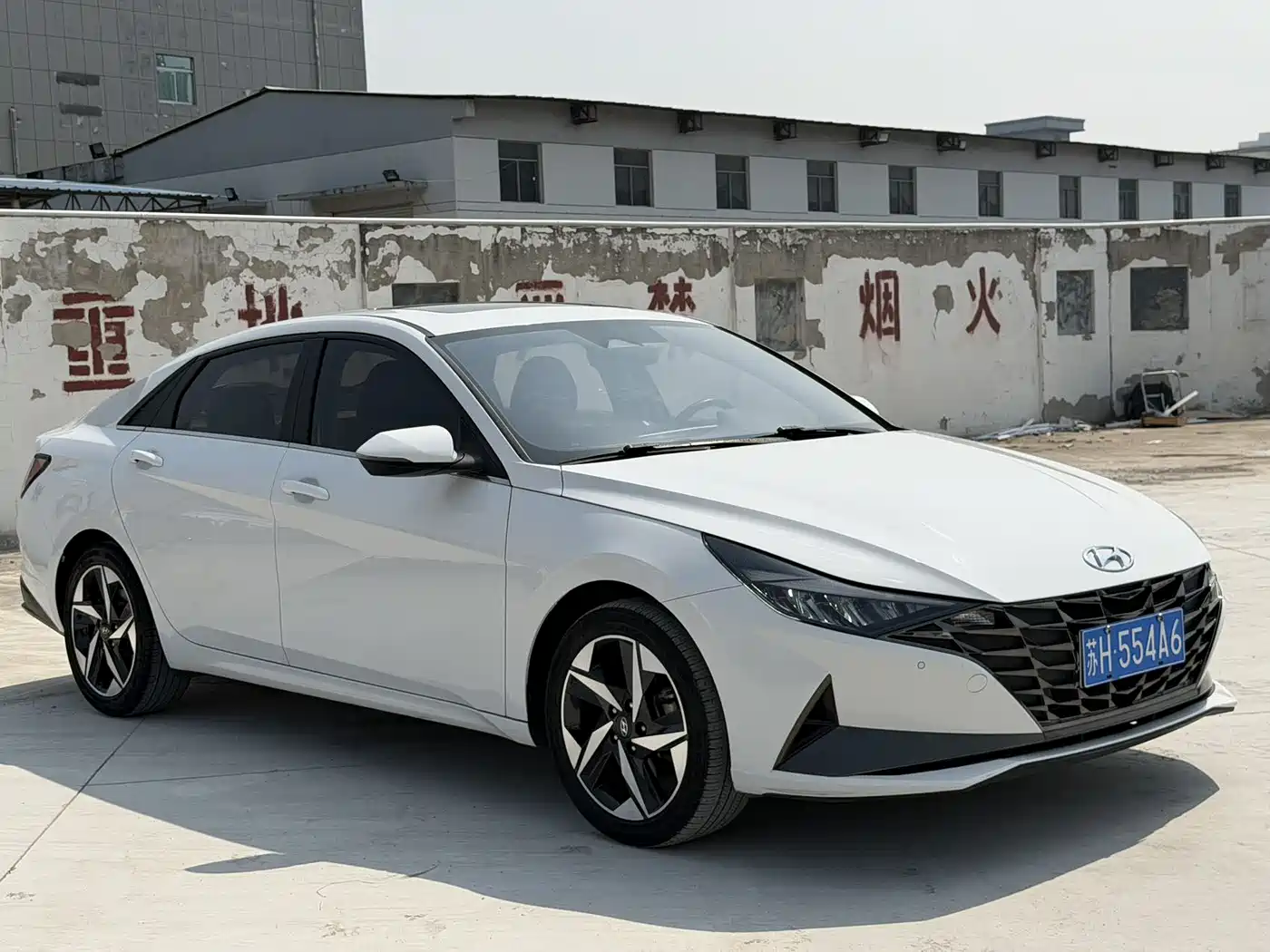 Hyundai Elantra 2021 1.5L CVT LUX Premium Edition фото 3