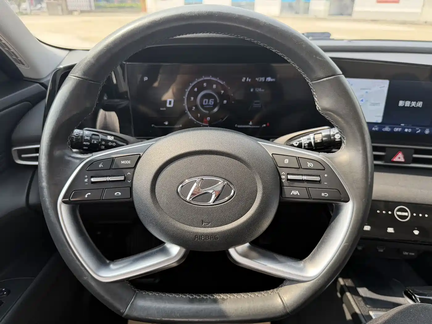 Hyundai Elantra 2021 1.5L CVT LUX Premium Edition фото 9