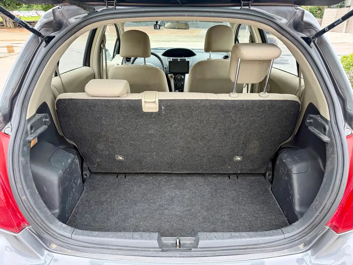 Toyota Yaris 2011 1.6E Auto Charm Edition фото 16