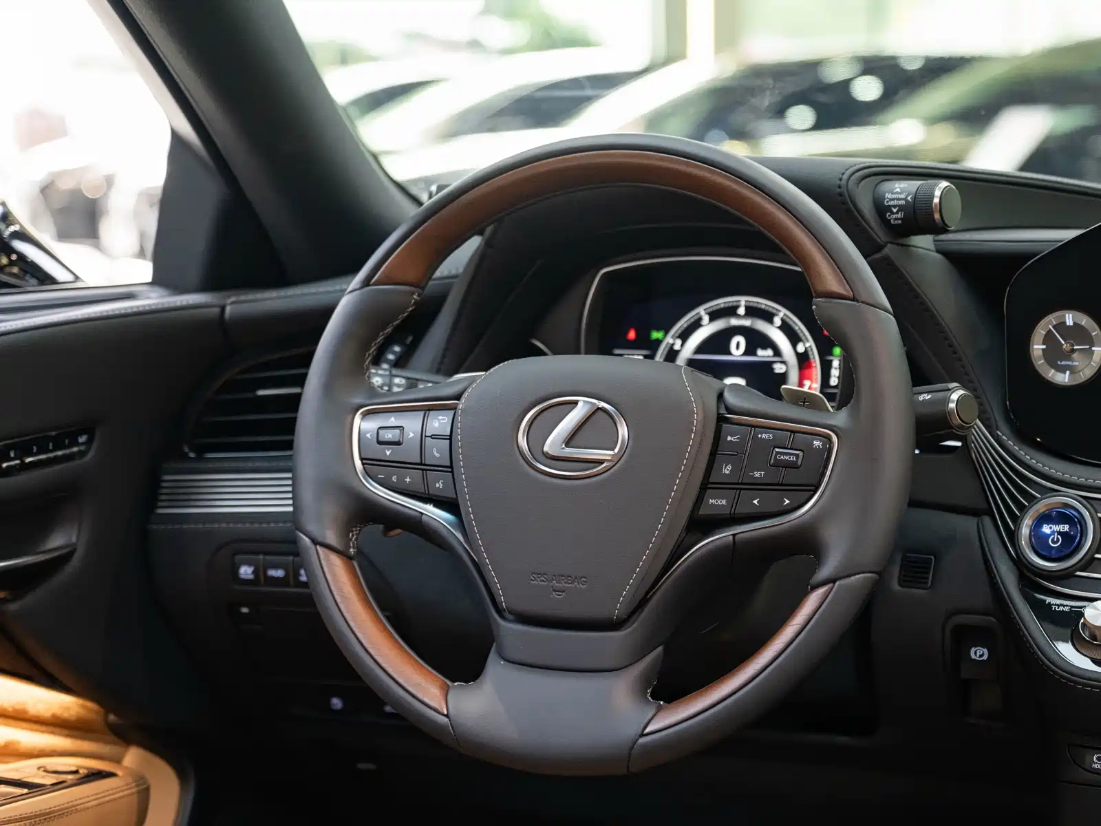 Фото 14 - Lexus LS