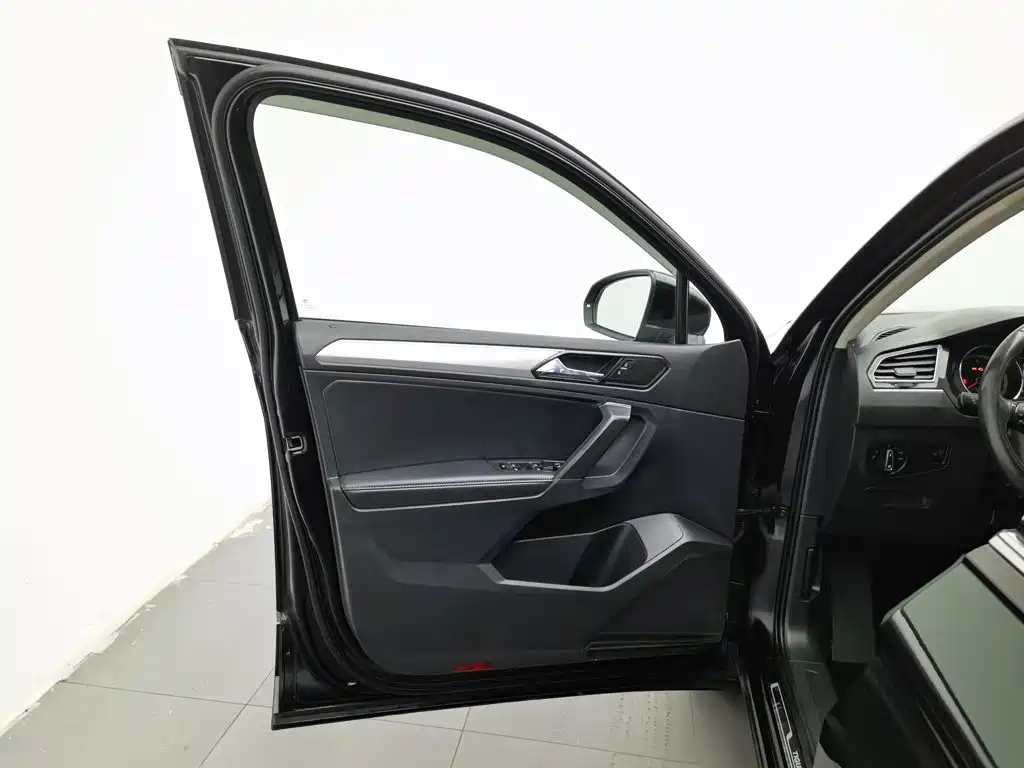 Фото 8 - Volkswagen Tiguan L