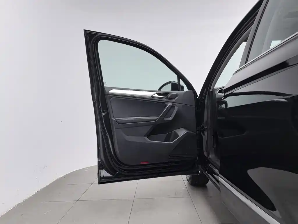 Фото 8 - Volkswagen Tiguan L