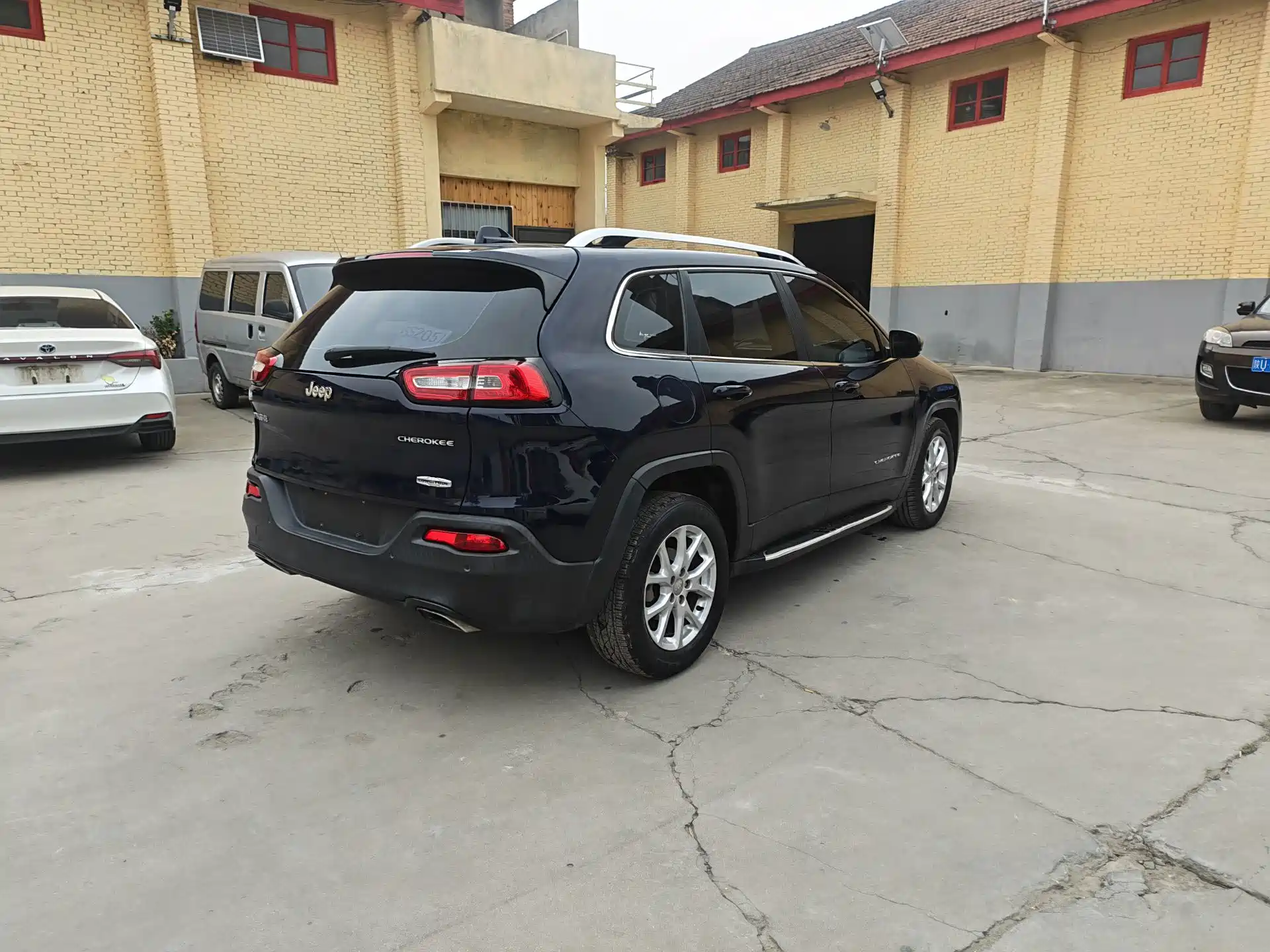Фото 5 - Jeep Cherokee