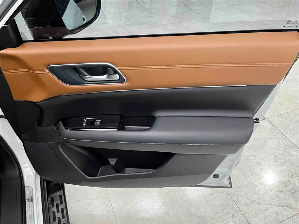 NISSAN EXPLORING THE LAND