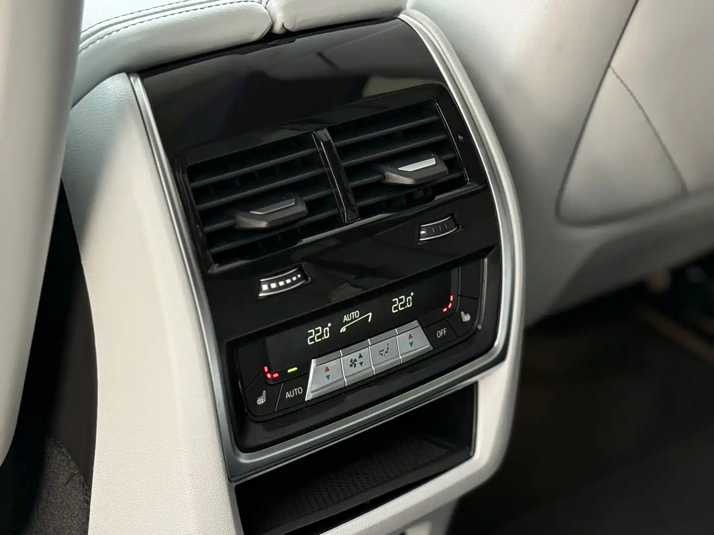 BMW XM 2023 50e фото 17
