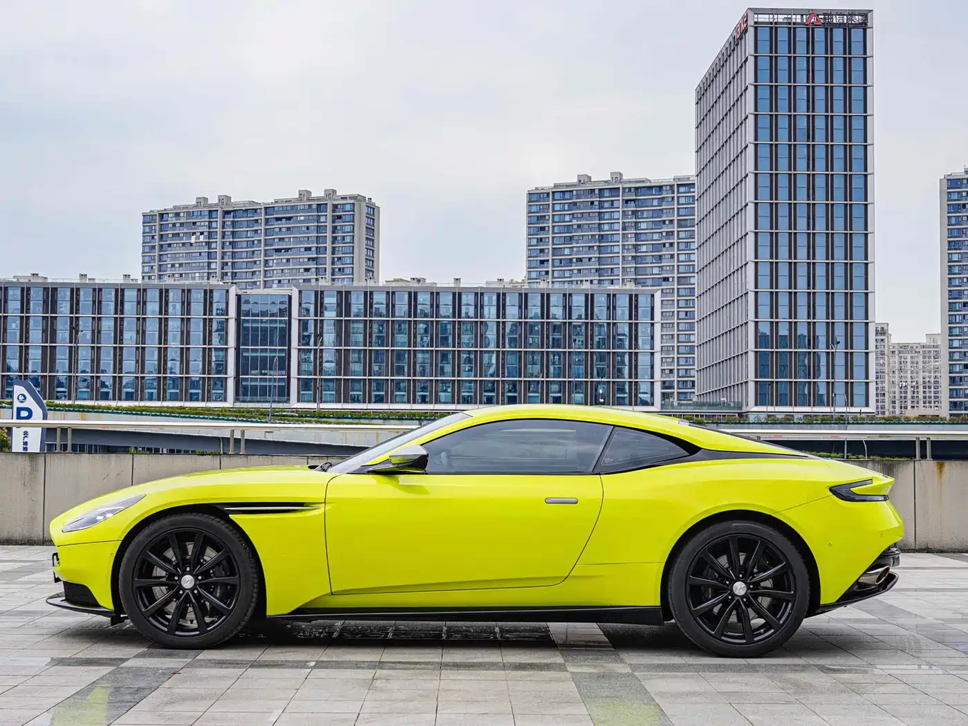 Aston Martin DB11 2023 2019 Model 4.0T V8 Coupe
